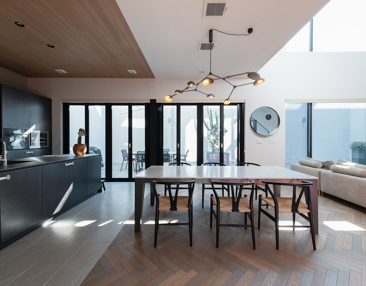 テラスに面した開放感のあるヘリンボーン床のLDK・デザイン住宅 注文住宅・デザイン住宅建築実例_『CASE771 VOIDS』_LDK