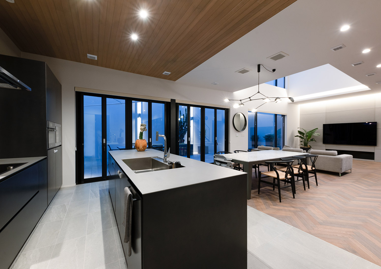 天井に木目があるモノトーンのアイランドキッチン・デザイン住宅 注文住宅・デザイン住宅建築実例_『CASE771 VOIDS』_LDK