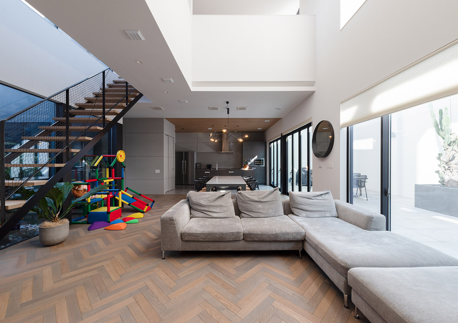 L字ソファーがある吹き抜けの開放的なLDK・デザイン住宅 注文住宅・デザイン住宅建築実例_『CASE771 VOIDS』_LDK