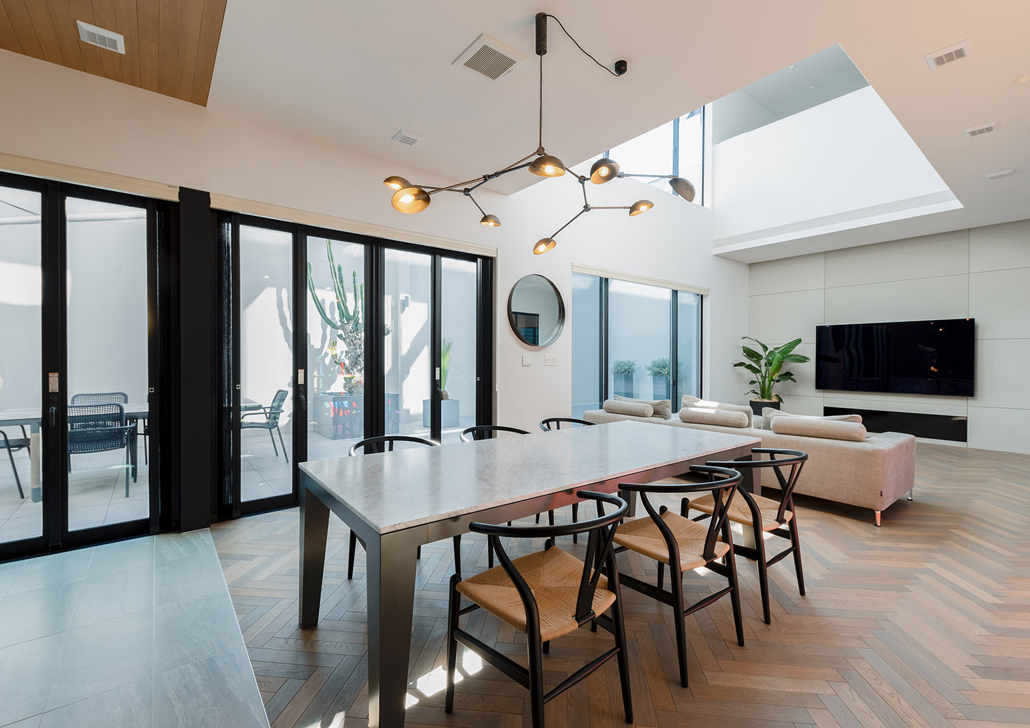 中庭に面した大きな窓や吹き抜けがある開放感のあるLDK・デザイン住宅 注文住宅・デザイン住宅建築実例_『CASE771 VOIDS』_LDK