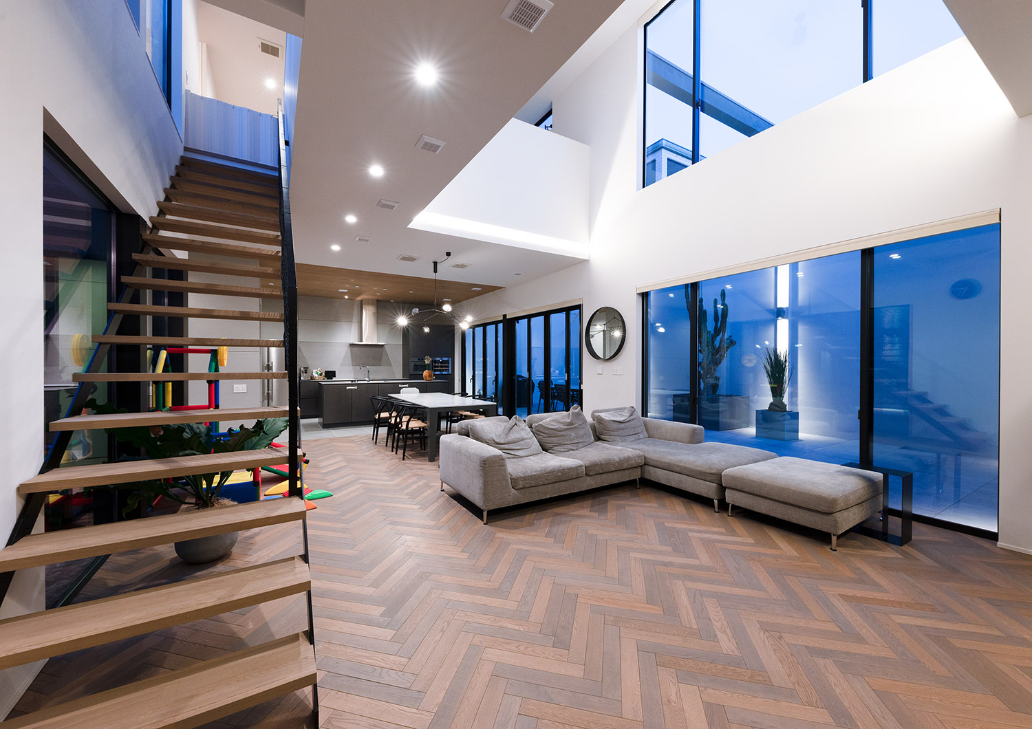 中庭に面した大きな窓と吹き抜けがある、スケルトンのリビングイン階段があるLDK・デザイン住宅 注文住宅・デザイン住宅建築実例_『CASE771 VOIDS』_LDK