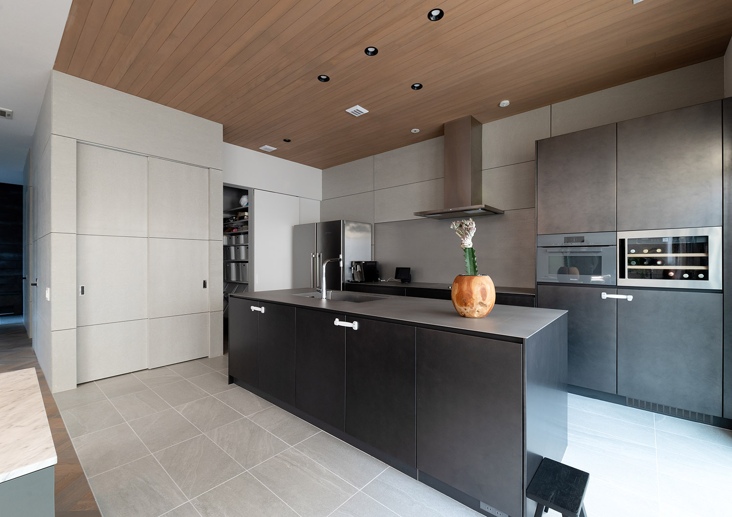 カップボードがセットになったグレーのオーダーキッチン・デザイン住宅 注文住宅・デザイン住宅建築実例_『CASE771 VOIDS』_キッチン