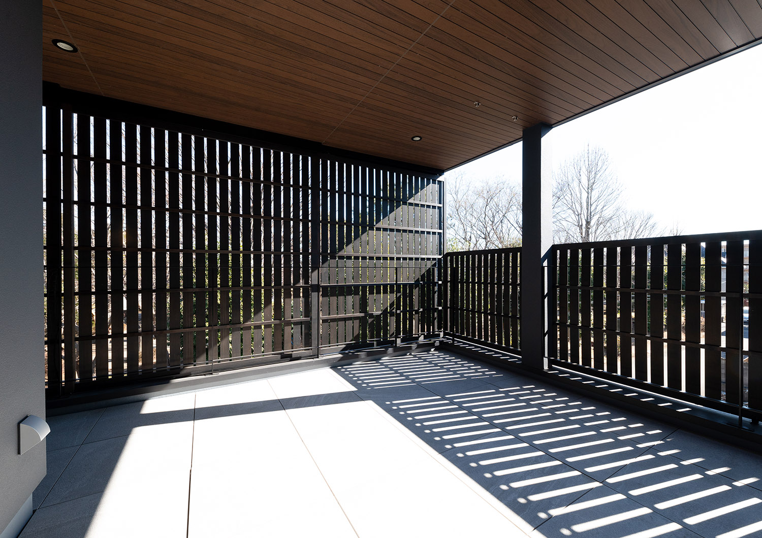 丸いバスタブで、外気浴が出来るスペースがある高級感があるホテルライクな浴室・デザイン住宅 注文住宅・デザイン住宅建築実例_『CASE771 VOIDS』_浴室・洗面所