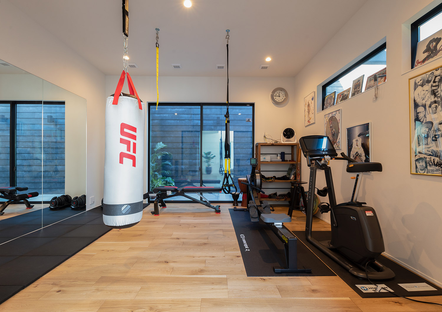 中庭に面した窓がある鏡付きのトレーニング部屋・デザイン住宅 注文住宅・デザイン住宅建築実例_『CASE771 VOIDS』_トレーニングルーム