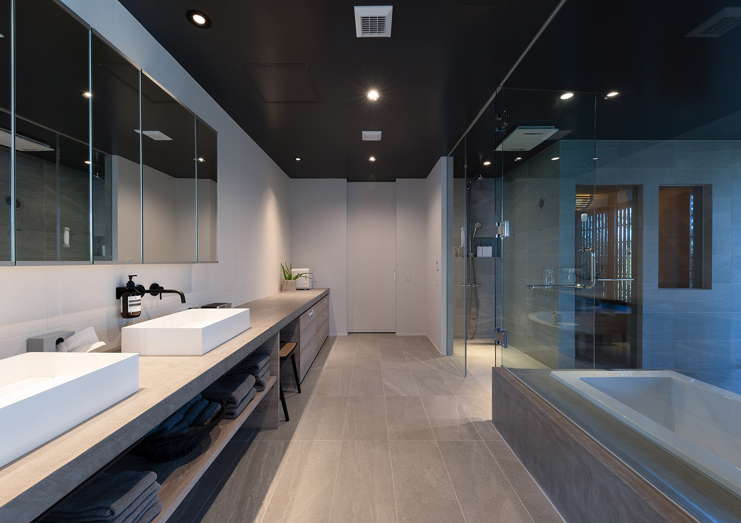 本棚や壁付けデスクを置いた踊り場・デザイン住宅 注文住宅・デザイン住宅建築実例_『CASE771 VOIDS』_仕事部屋