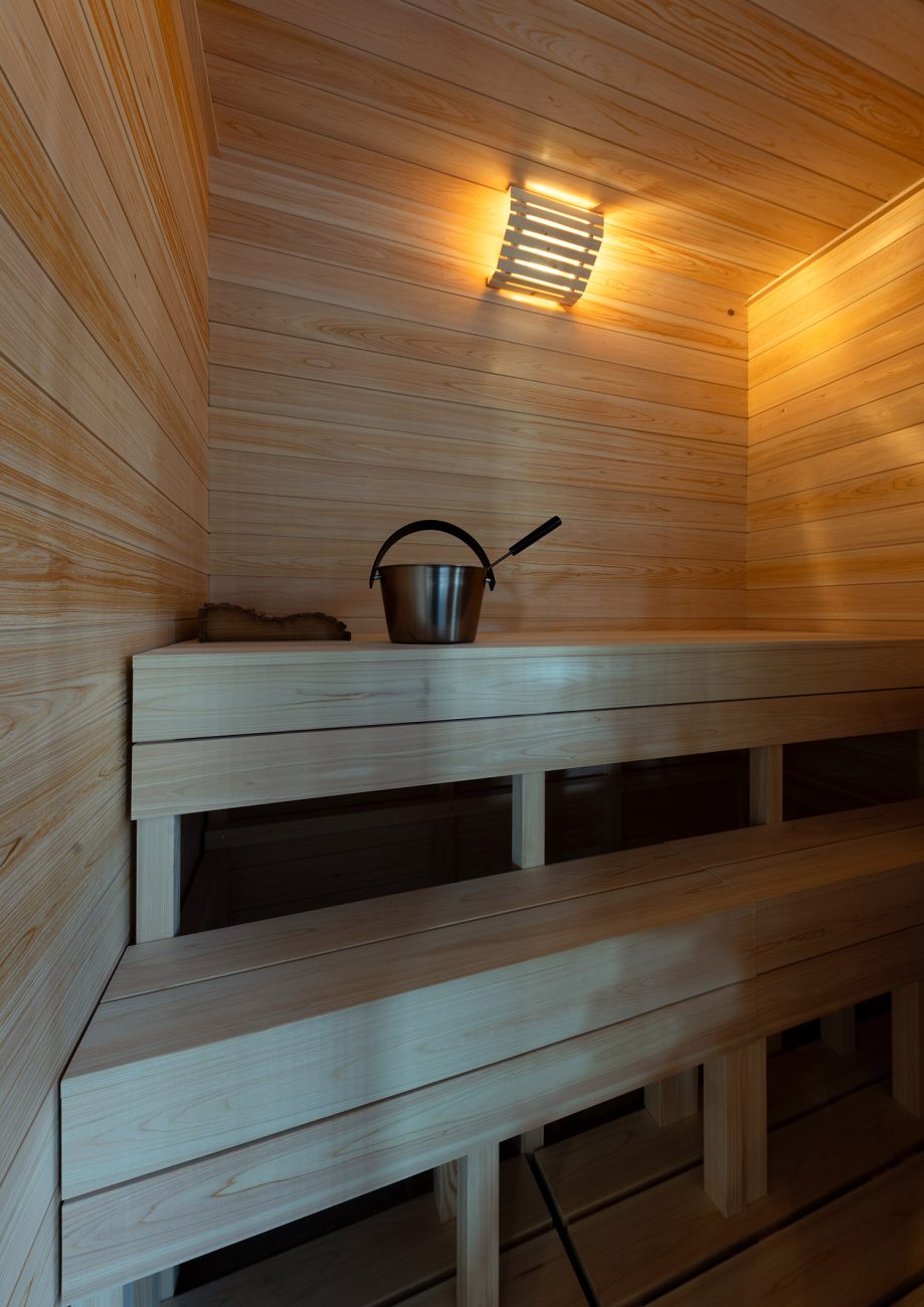 木の軒天井でルーバーの目隠しを取り付けた旅館のようなバルコニー・デザイン住宅 注文住宅・デザイン住宅建築実例_『CASE771 VOIDS』_テラス・バルコニー