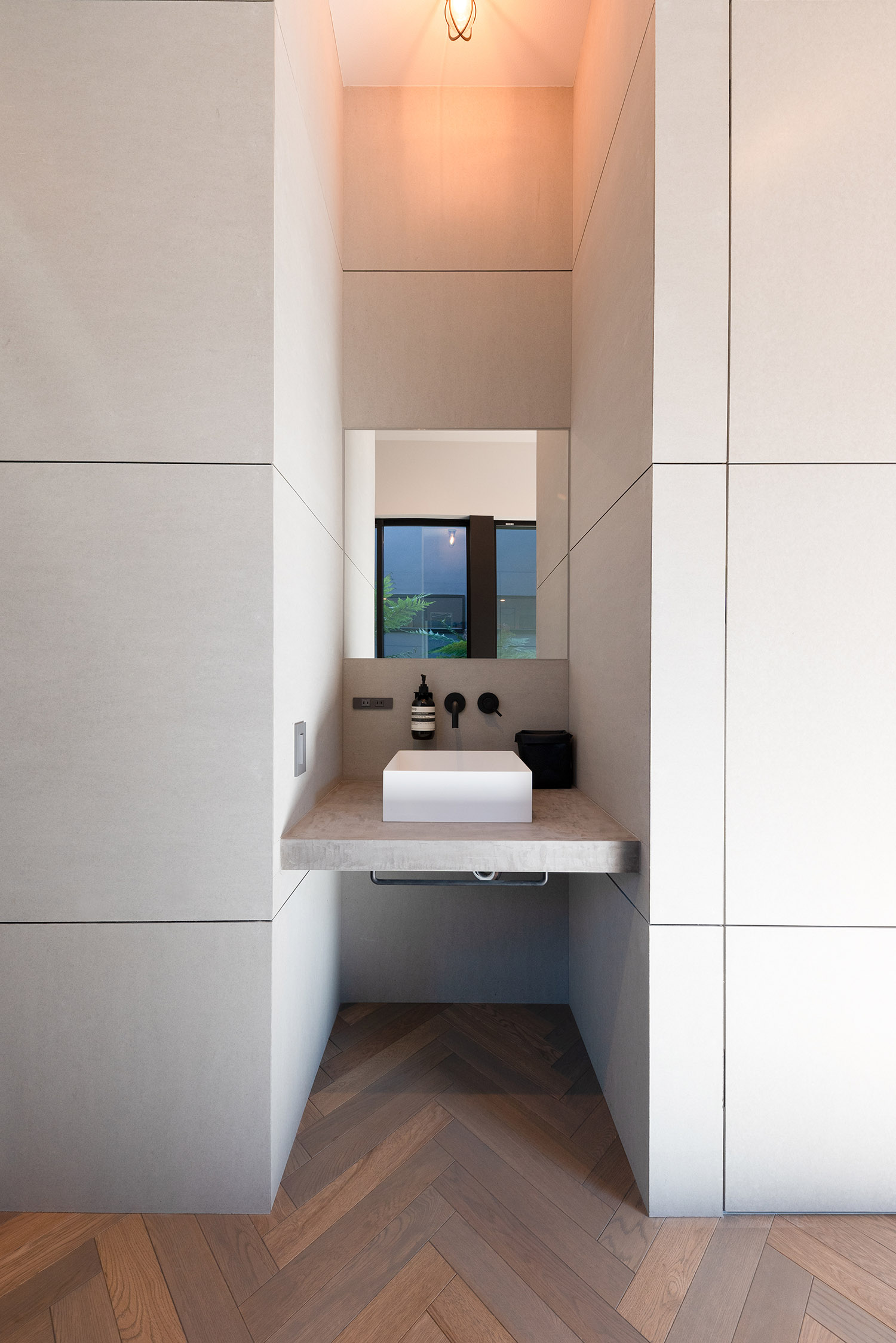 廊下の途中にあるコンパクトな手洗いカウンター・デザイン住宅 注文住宅・デザイン住宅建築実例_『CASE771 VOIDS』_浴室・洗面所