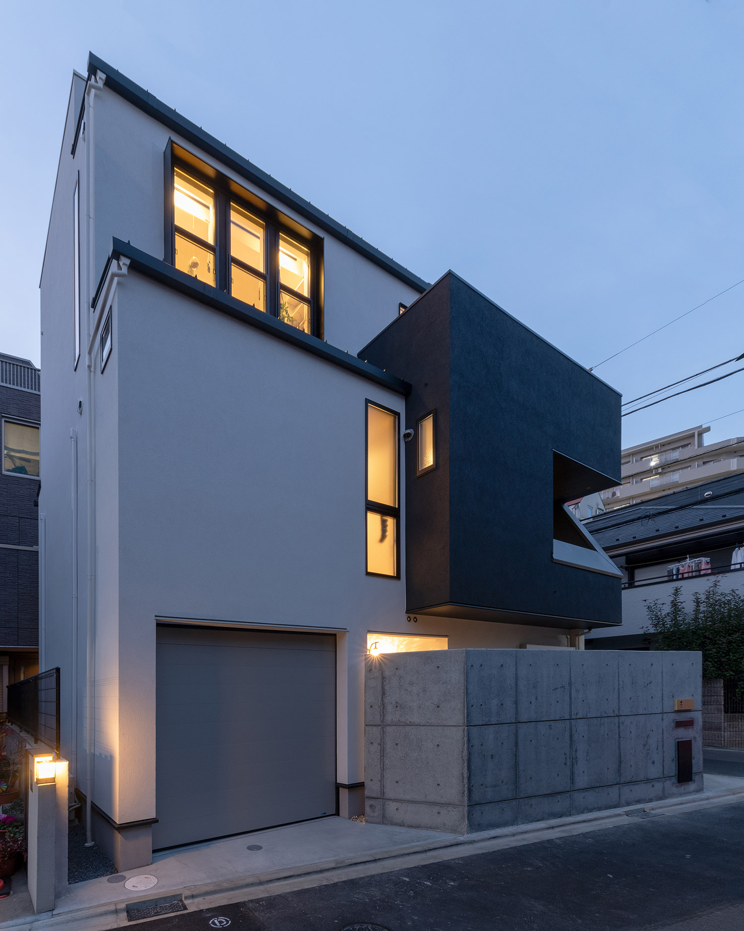 スリット窓やインナーガレージのあるスクエアな外観の家・デザイン住宅 注文住宅・デザイン住宅建築実例_『CASE769 othello』_外観