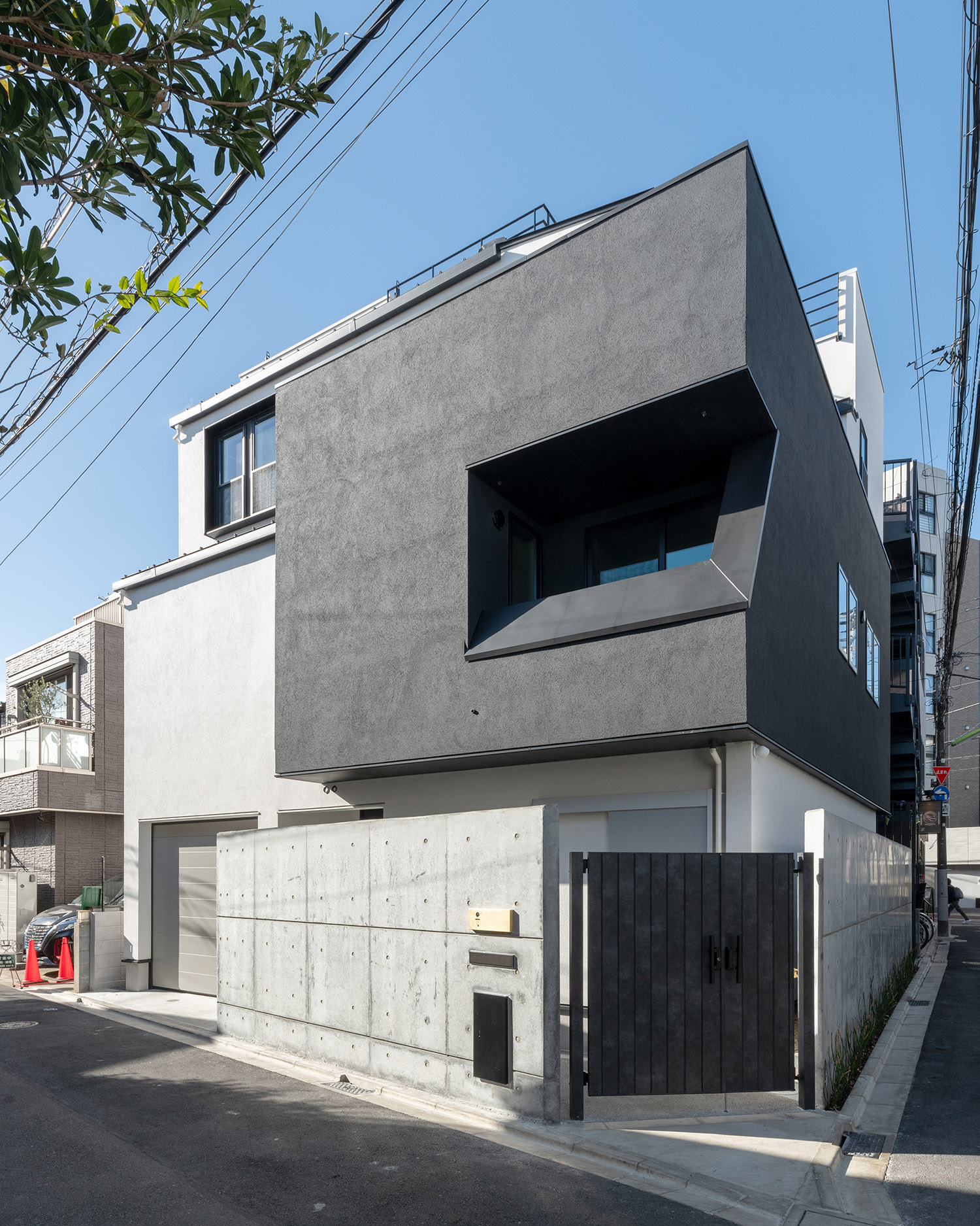 コンクリートの目隠し壁がある重厚感のあるモノトーンの外観の家・デザイン住宅 注文住宅・デザイン住宅建築実例_『CASE769 othello』_外観