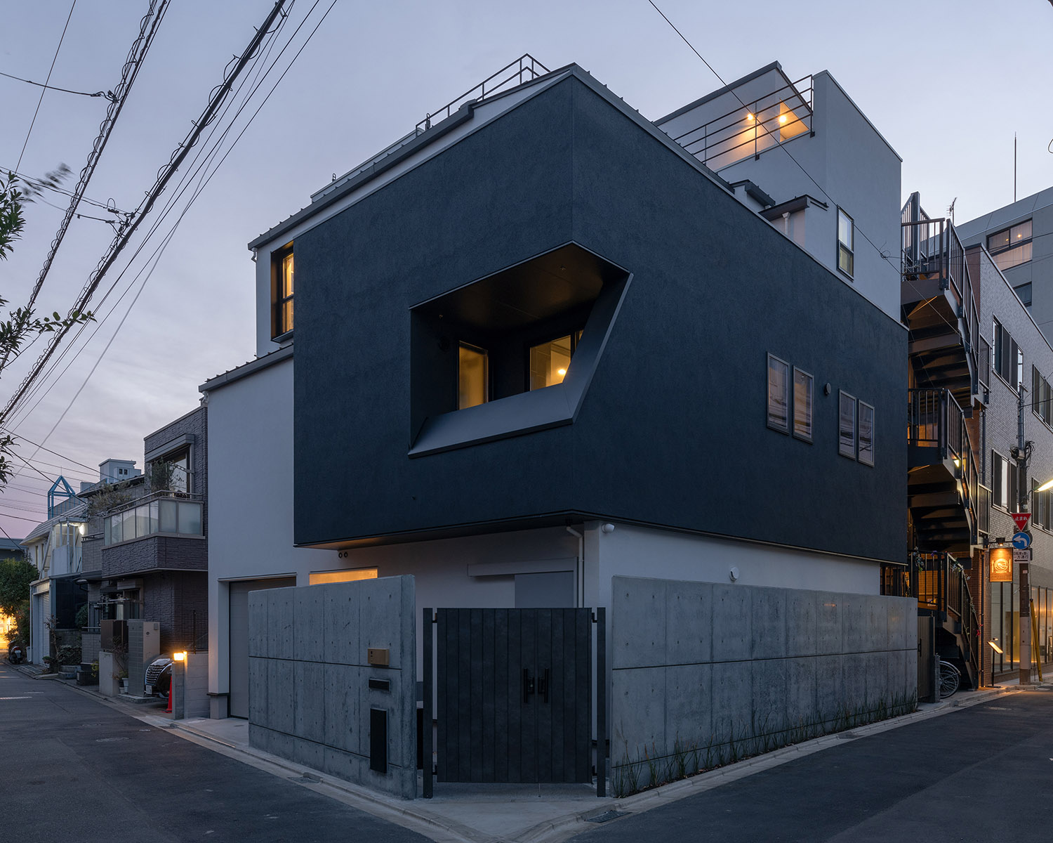 おしゃれなバルコニーがあるモノトーンの外観の家・デザイン住宅 注文住宅・デザイン住宅建築実例_『CASE769 othello』_外観