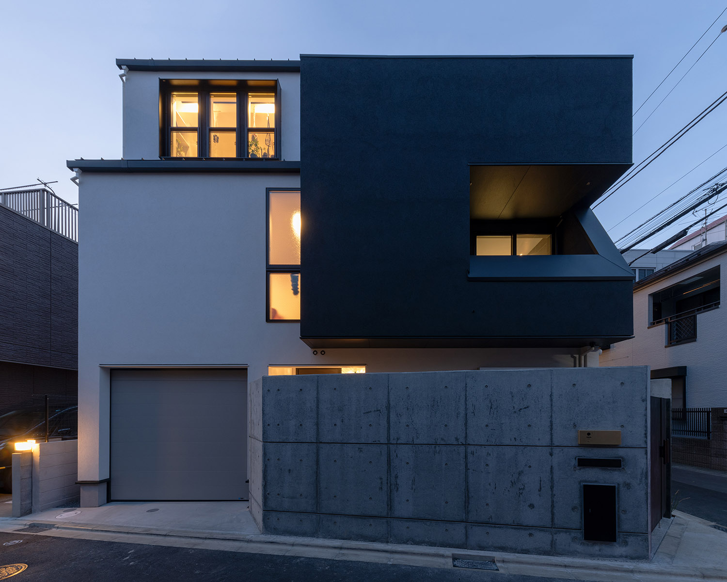 インナーガレージのあるスクエアなモノトーンの外観の家・デザイン住宅 注文住宅・デザイン住宅建築実例_『CASE769 othello』_外観