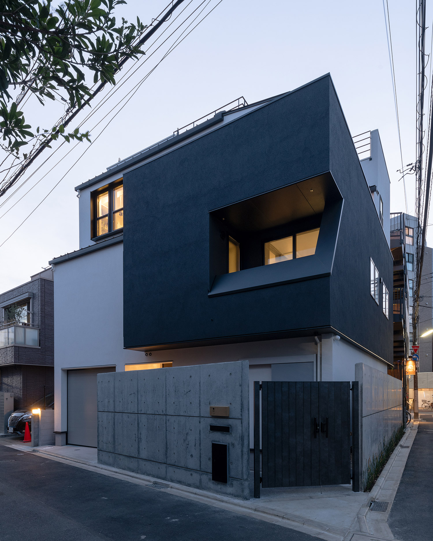 コンクリートの目隠し壁や門扉があるスクエアな外観の家・デザイン住宅 注文住宅・デザイン住宅建築実例_『CASE769 othello』_外観