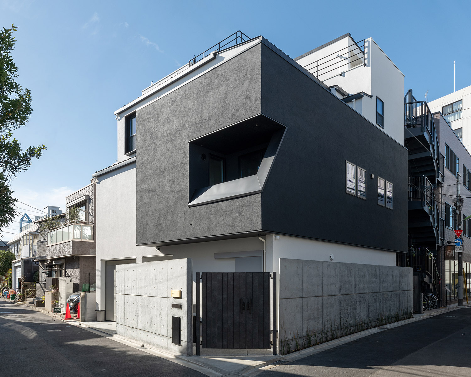 角地に建つモノトーンの外壁の家・デザイン住宅 注文住宅・デザイン住宅建築実例_『CASE769 othello』_外観