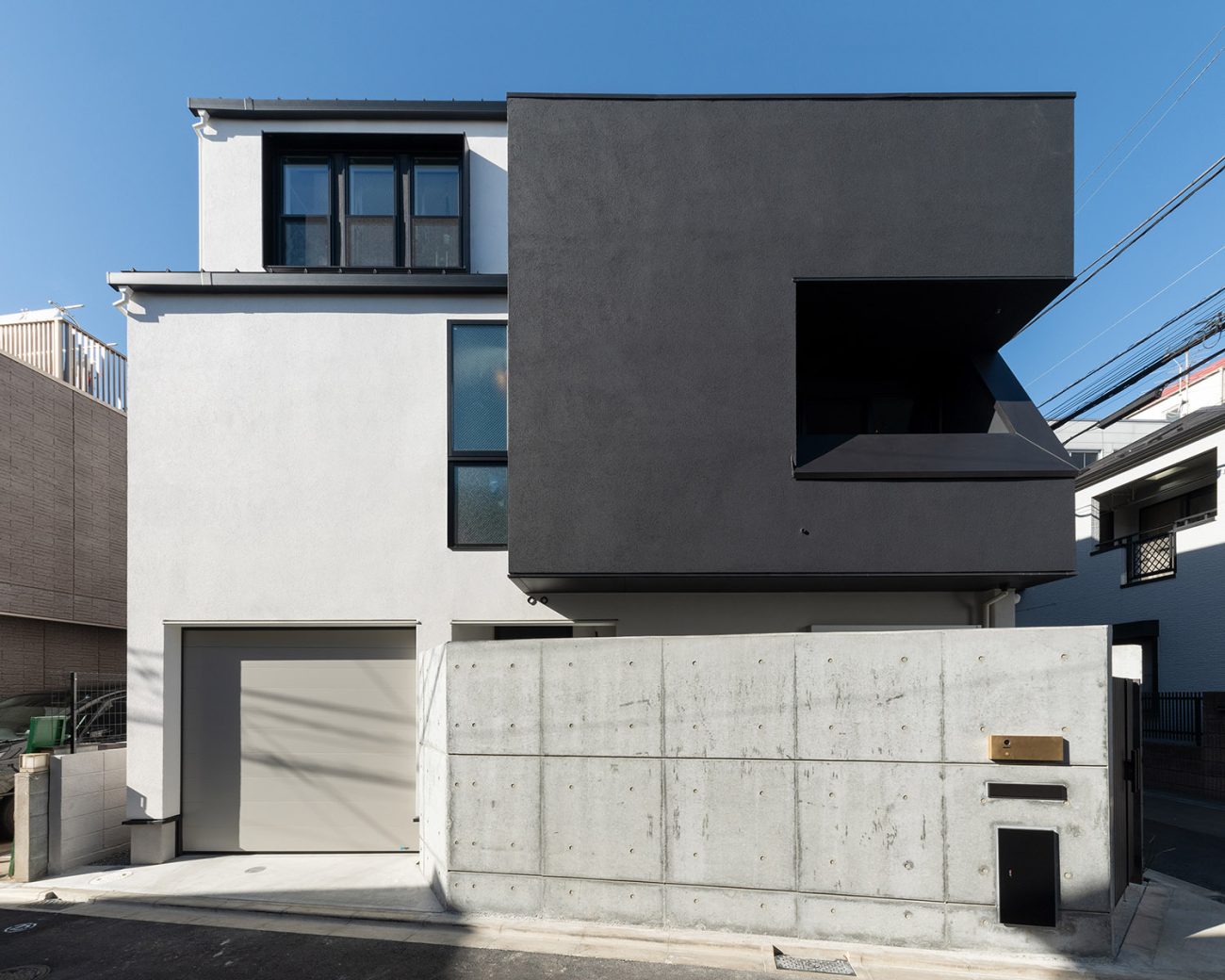 CASE769 白と黒の幾何学フォルムが街に映える、彫刻のような3階建て邸宅