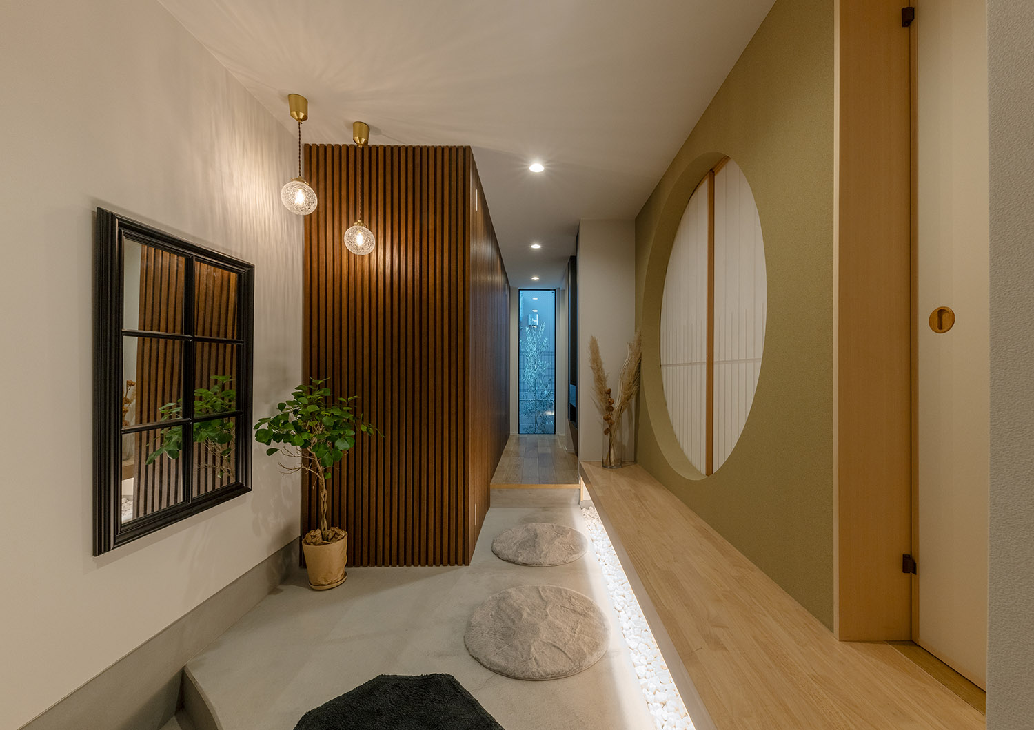 随所に和モダンのテイストを取り入れた土間玄関