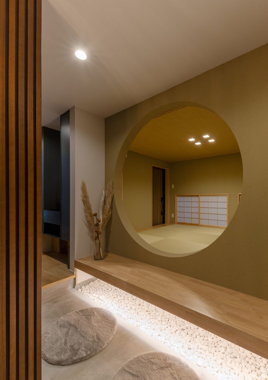 壁に大きな丸い室内窓を取り付けた和室が見える和風の土間玄関・デザイン住宅 注文住宅・デザイン住宅建築実例_『CASE769 othello』_玄関