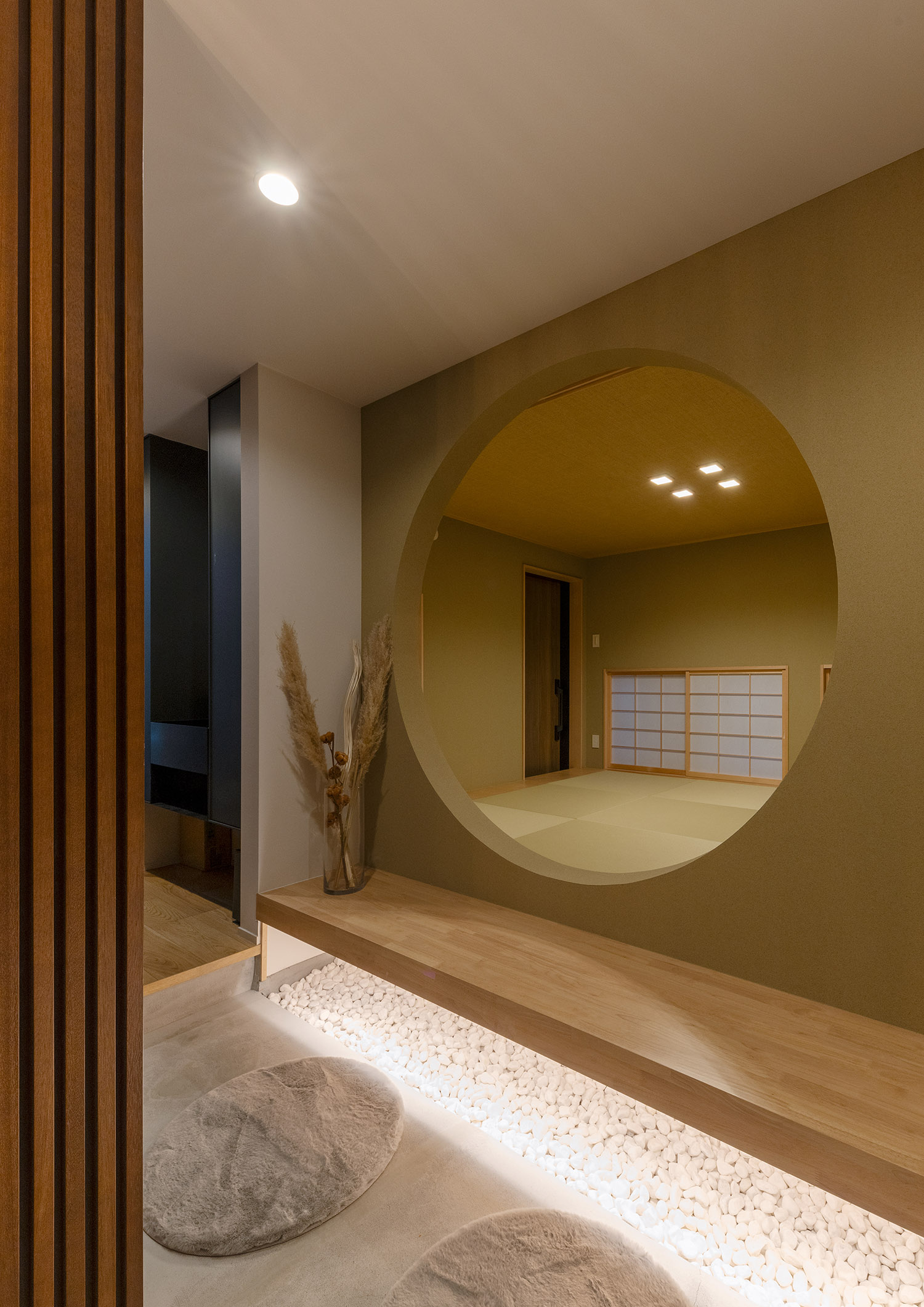 壁に大きな丸い室内窓を取り付けた和室が見える和風の土間玄関・デザイン住宅 注文住宅・デザイン住宅建築実例_『CASE769 othello』_玄関