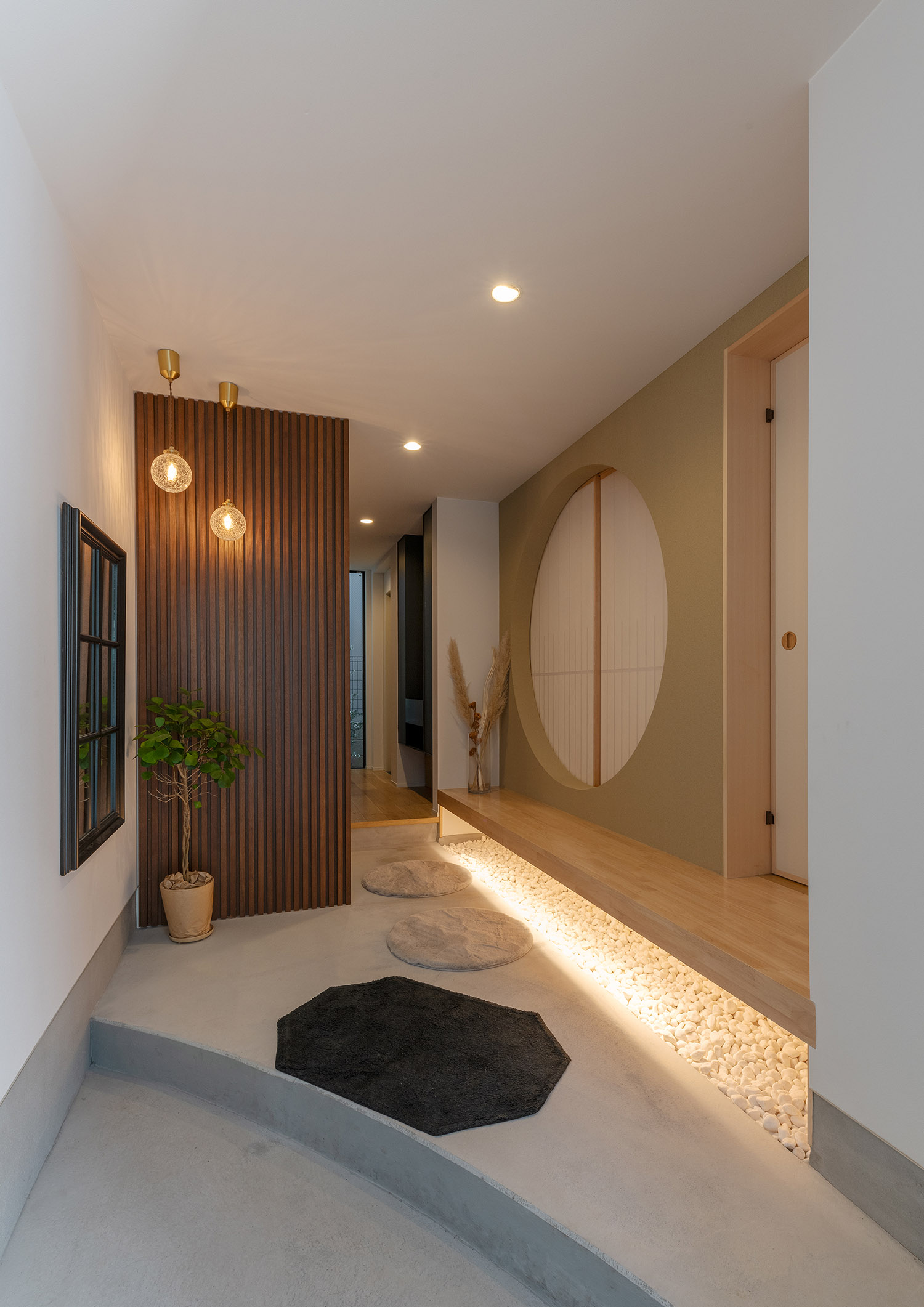 白い石を並べた和風の庭園風の土間玄関・デザイン住宅 注文住宅・デザイン住宅建築実例_『CASE769 othello』_玄関