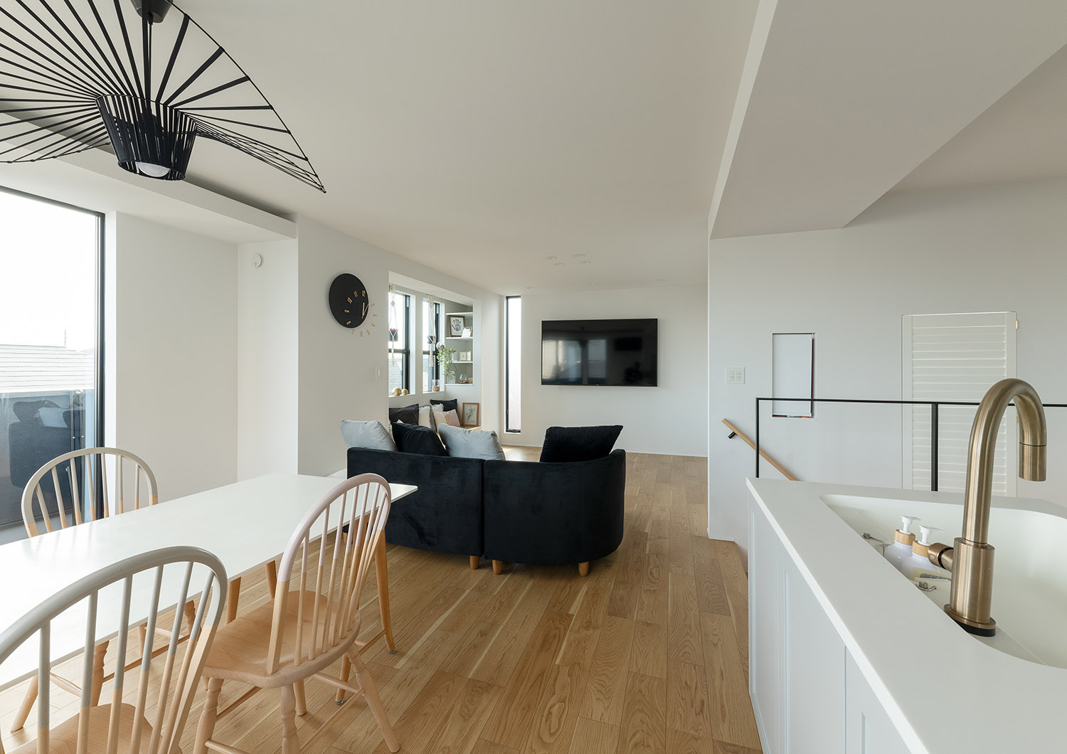 モノトーンと木材でまとめたシンプルでおしゃれなLDK・デザイン住宅 注文住宅・デザイン住宅建築実例_『CASE769 othello』_LDK