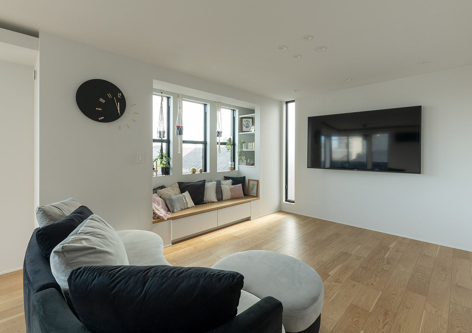 窓際に造作ベンチがあるおしゃれなLDK・デザイン住宅 注文住宅・デザイン住宅建築実例_『CASE769 othello』_LDK