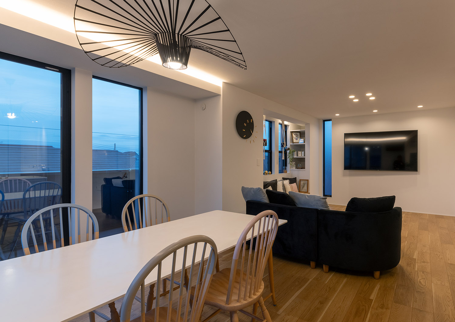 おしゃれなペンダントライトがあるLDK・デザイン住宅 注文住宅・デザイン住宅建築実例_『CASE769 othello』_LDK