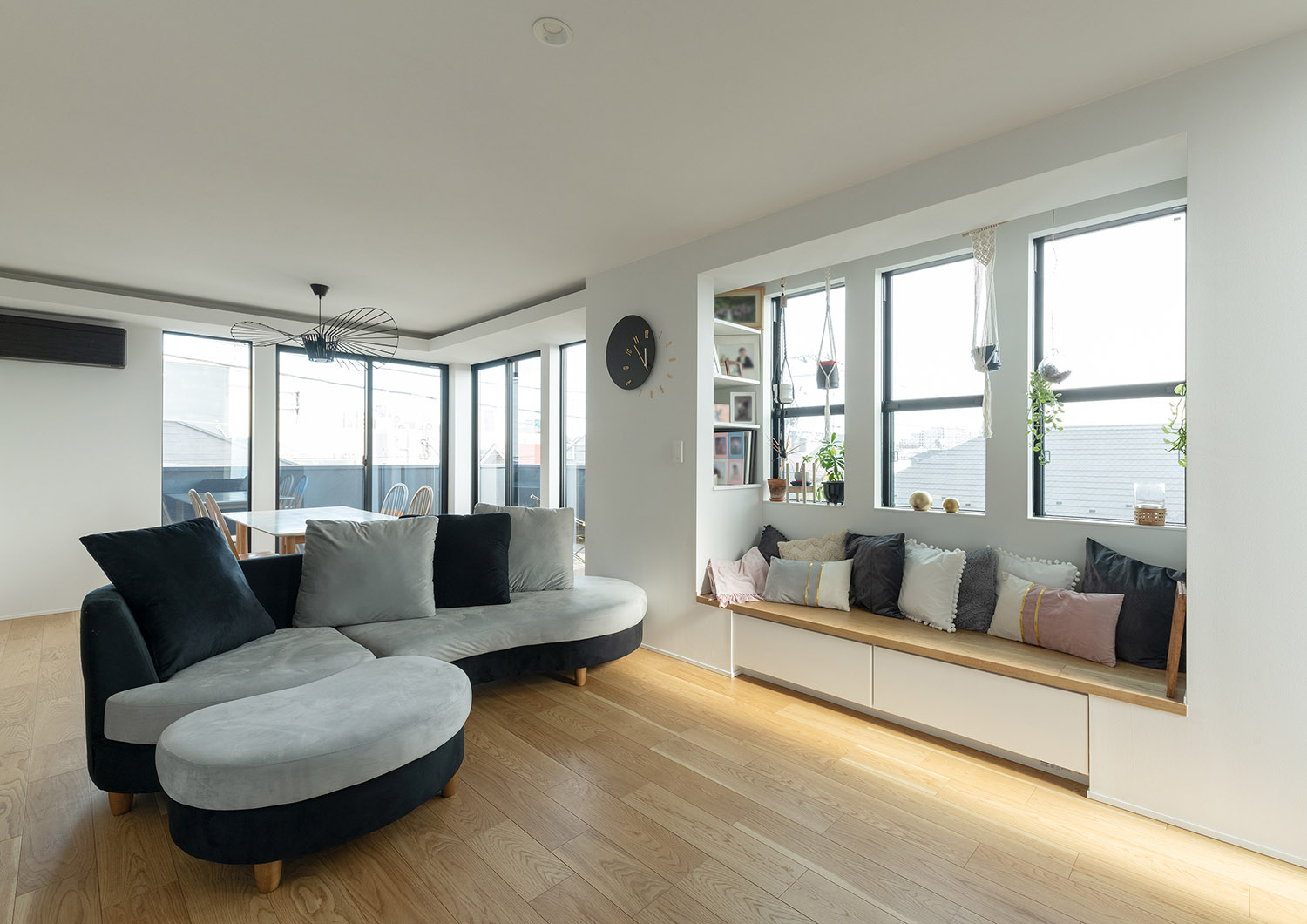 窓がたくさんある明るく開放感があるLDK・デザイン住宅 注文住宅・デザイン住宅建築実例_『CASE769 othello』_LDK