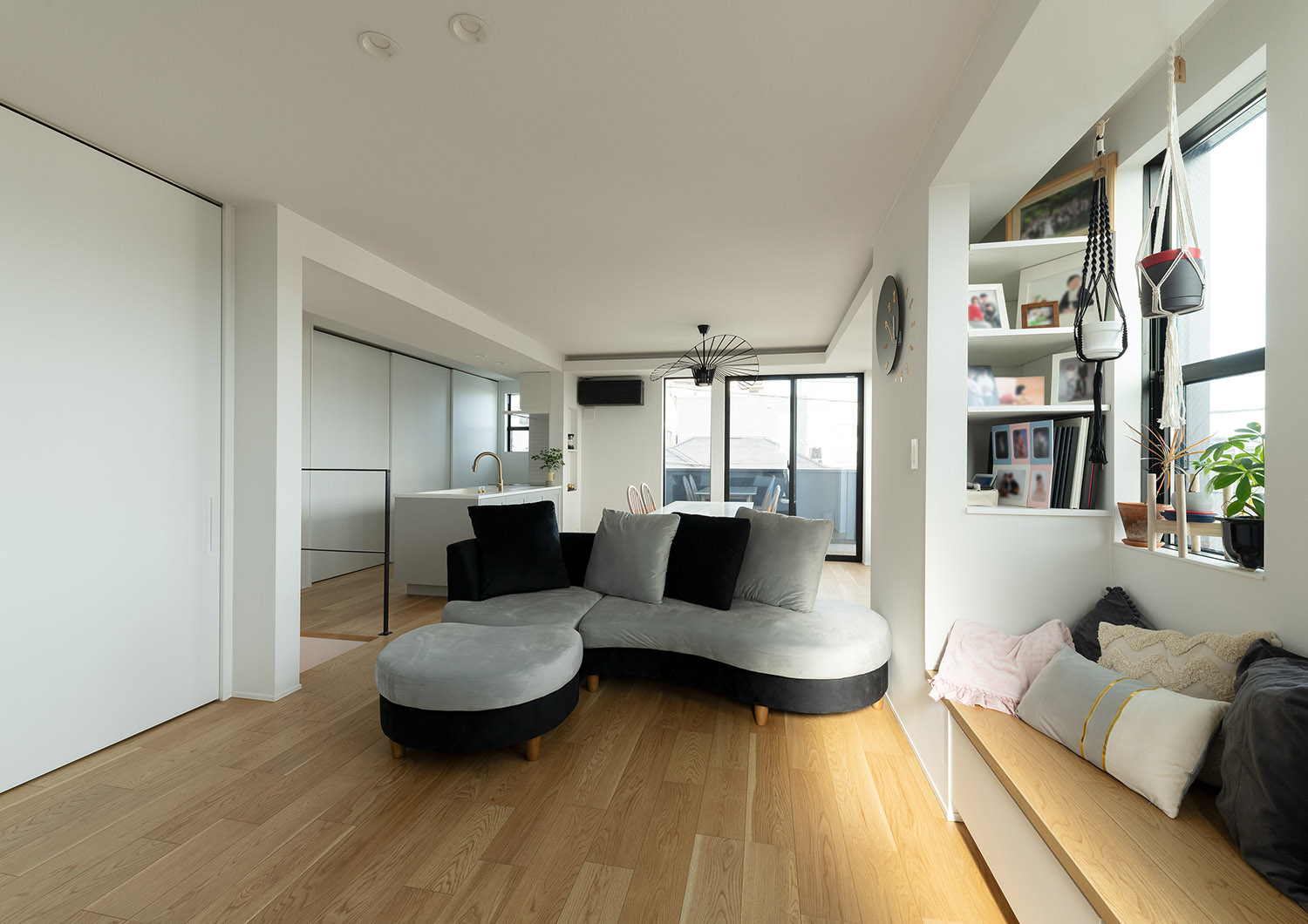 モノトーンのおしゃれなソファーを置いたフローリングのLDK・デザイン住宅 注文住宅・デザイン住宅建築実例_『CASE769 othello』_LDK