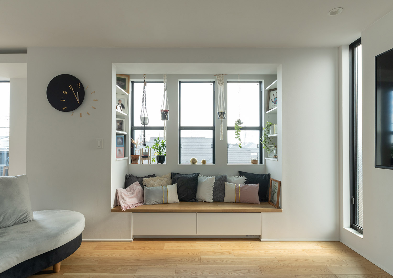 収納を兼ねた造作ベンチが窓際にある機能的なLDK・デザイン住宅 注文住宅・デザイン住宅建築実例_『CASE769 othello』_LDK