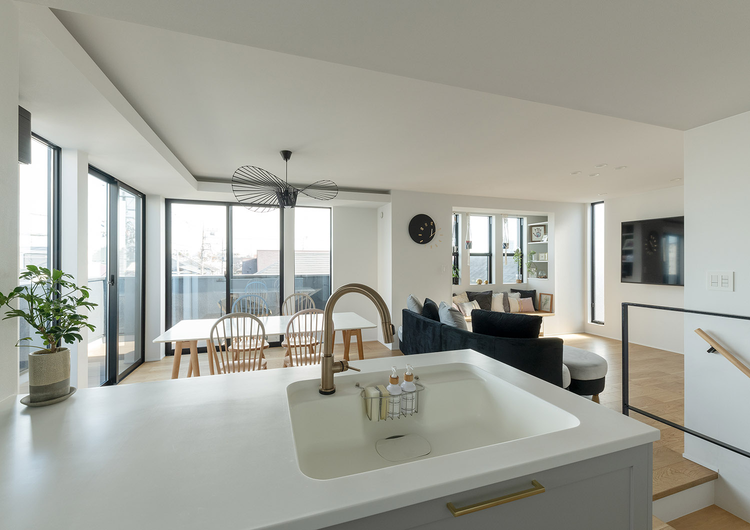 リビングを見渡すことが出来る真鍮の金具を取り入れたシンプルなキッチン・デザイン住宅 注文住宅・デザイン住宅建築実例_『CASE769 othello』_LDK