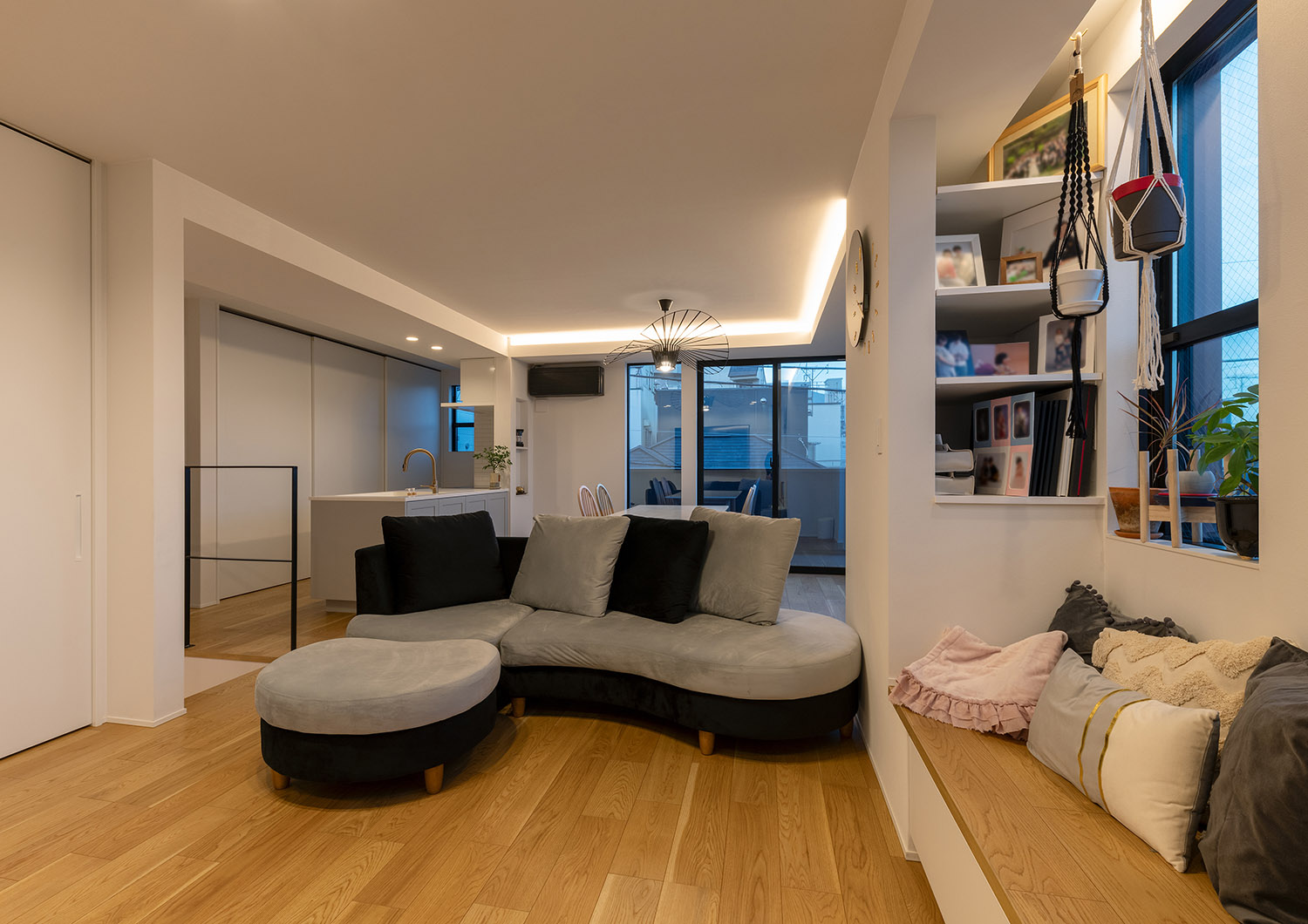 壁際にライン状の間接照明があるおしゃれなLDK・デザイン住宅 注文住宅・デザイン住宅建築実例_『CASE769 othello』_LDK