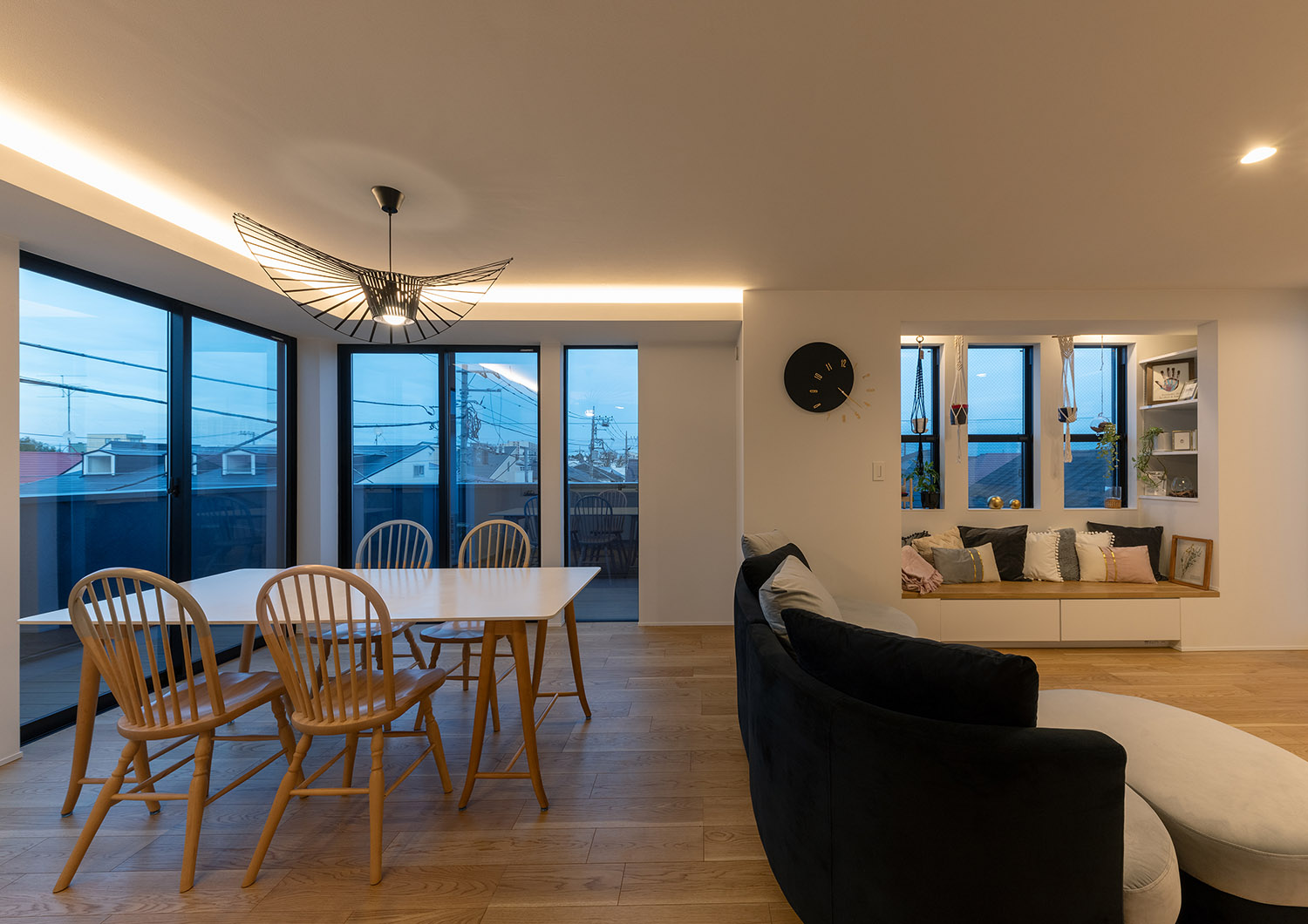 壁際にライン照明を取り付けた生活感の少ないホテルライクなLDK・デザイン住宅 注文住宅・デザイン住宅建築実例_『CASE769 othello』_LDK