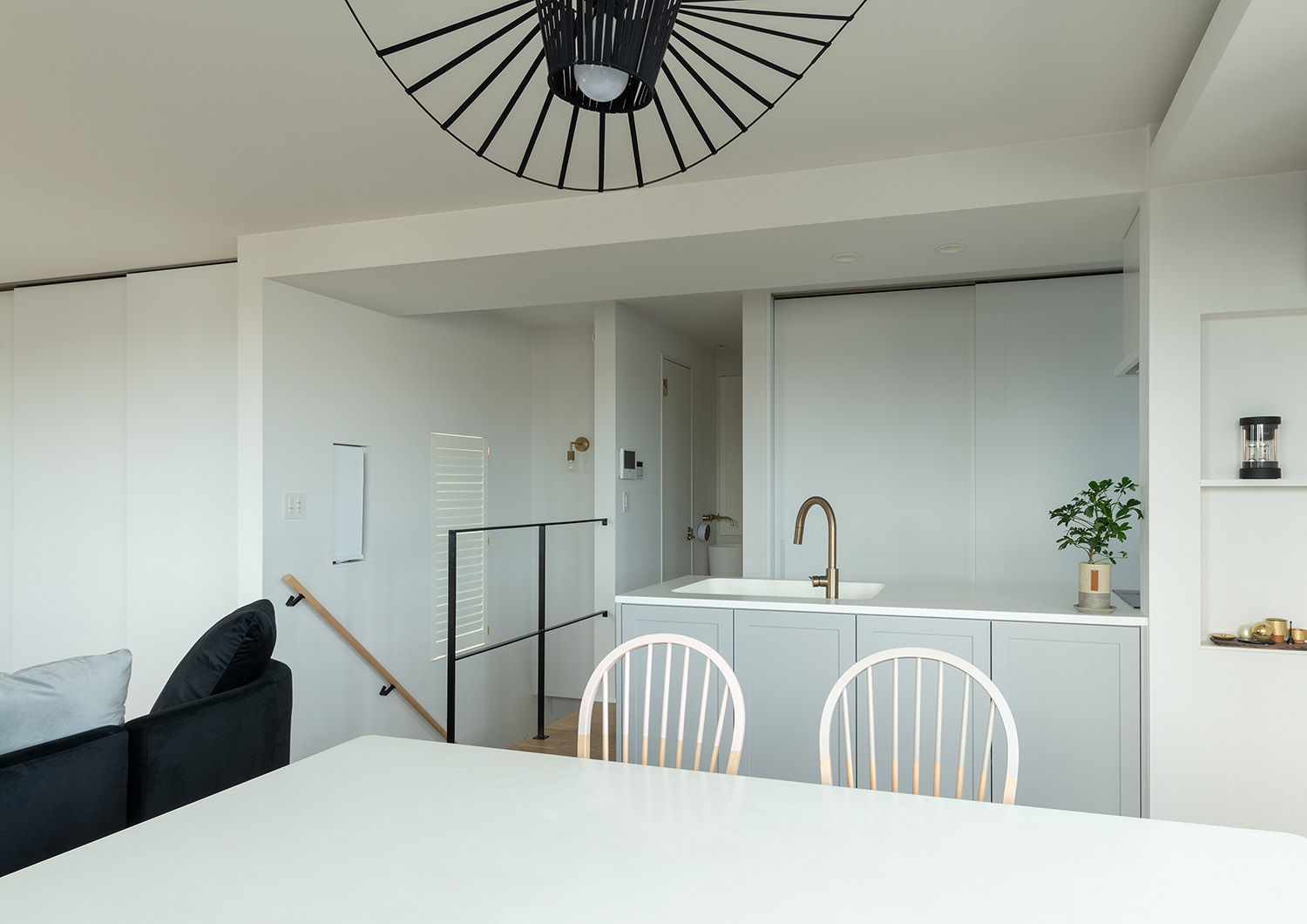 扉付きのカップボードがあるシンプルで生活感の少ないLDK・デザイン住宅 注文住宅・デザイン住宅建築実例_『CASE769 othello』_LDK