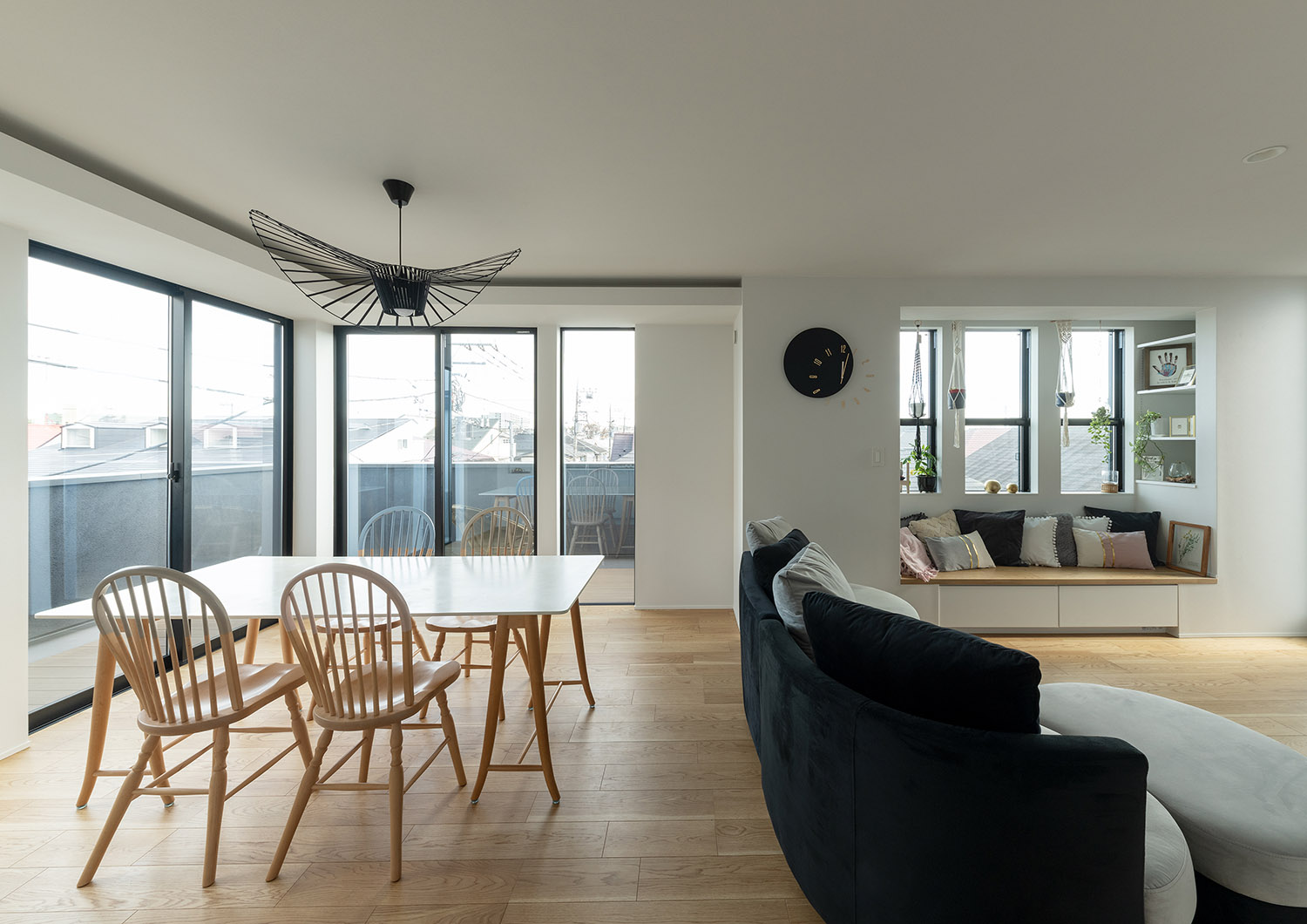 バルコニーに囲まれた開放的なLDK・デザイン住宅 注文住宅・デザイン住宅建築実例_『CASE769 othello』_LDK