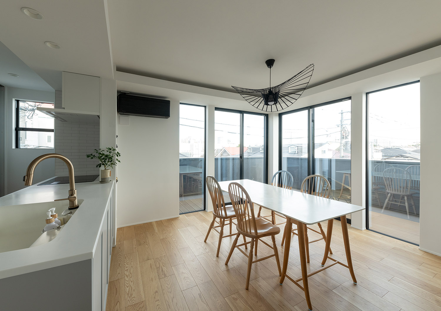 バルコニーと繋がるような大開口窓があるLDK・デザイン住宅 注文住宅・デザイン住宅建築実例_『CASE769 othello』_LDK