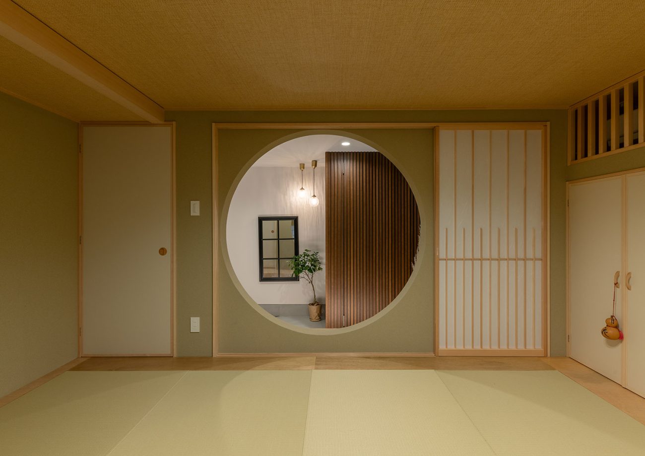 丸い室内窓から玄関が見えるモダンでおしゃれな和室・デザイン住宅 注文住宅・デザイン住宅建築実例_『CASE769 othello』_和室