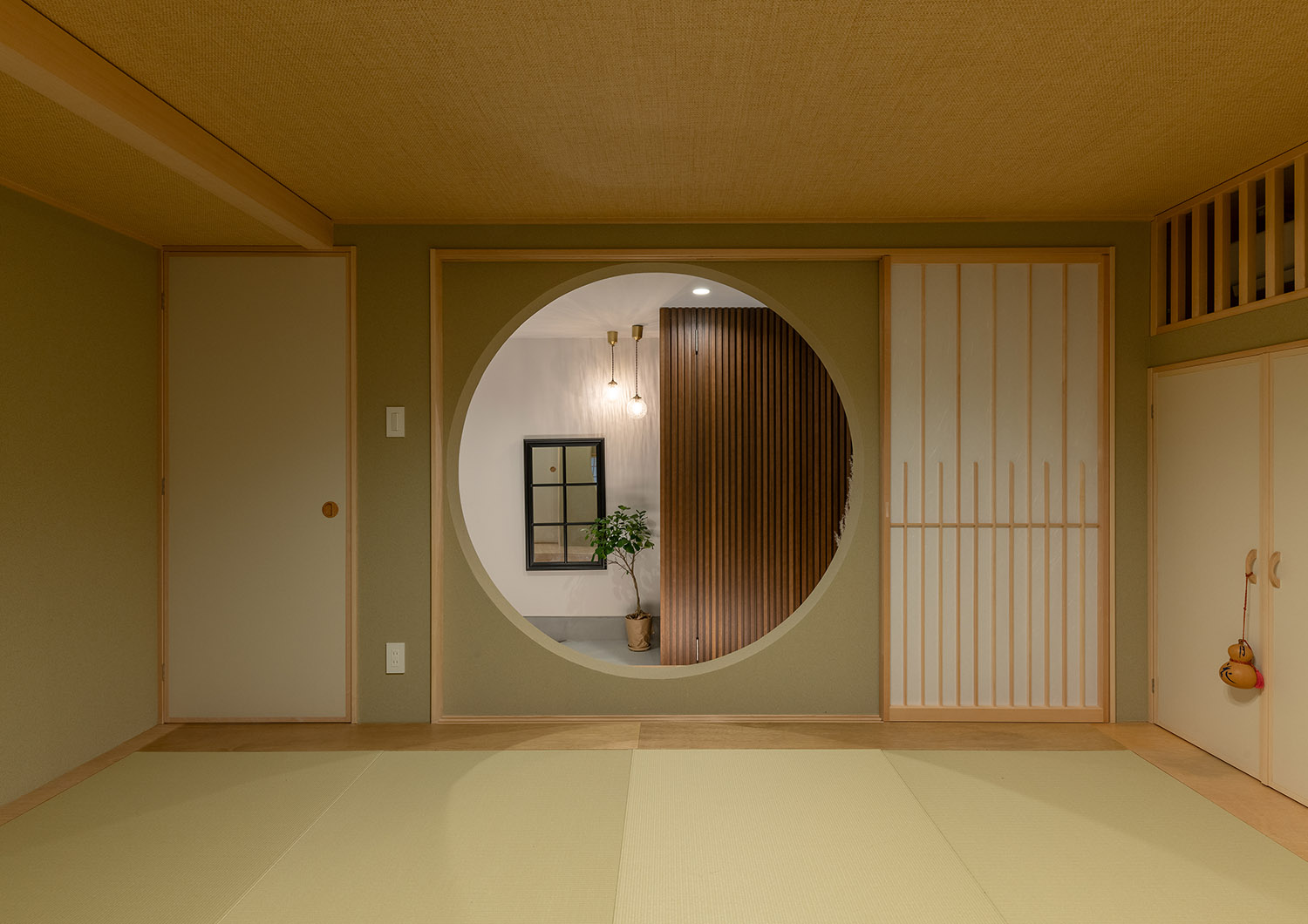 丸い室内窓から玄関が見えるモダンでおしゃれな和室・デザイン住宅 注文住宅・デザイン住宅建築実例_『CASE769 othello』_和室