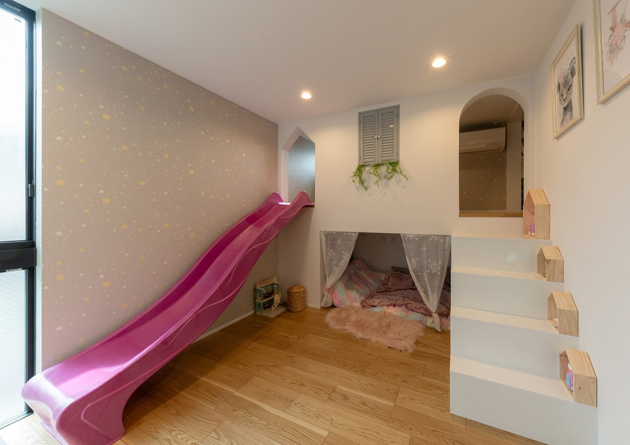 隠れ家のような寝室や滑り台があるスキップフロアの子供部屋・デザイン住宅 注文住宅・デザイン住宅建築実例_『CASE769 othello』_子供部屋