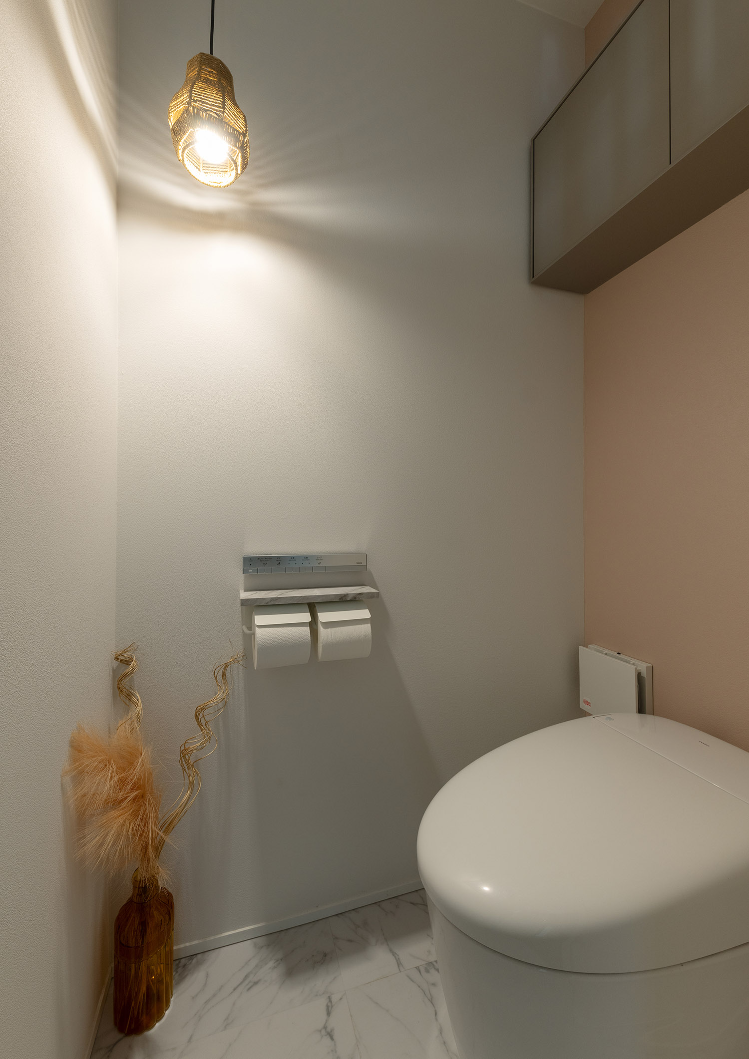 頭上に収納を取り付けたおしゃれな間接照明がある丸いトイレ・デザイン住宅 注文住宅・デザイン住宅建築実例_『CASE769 othello』_トイレ