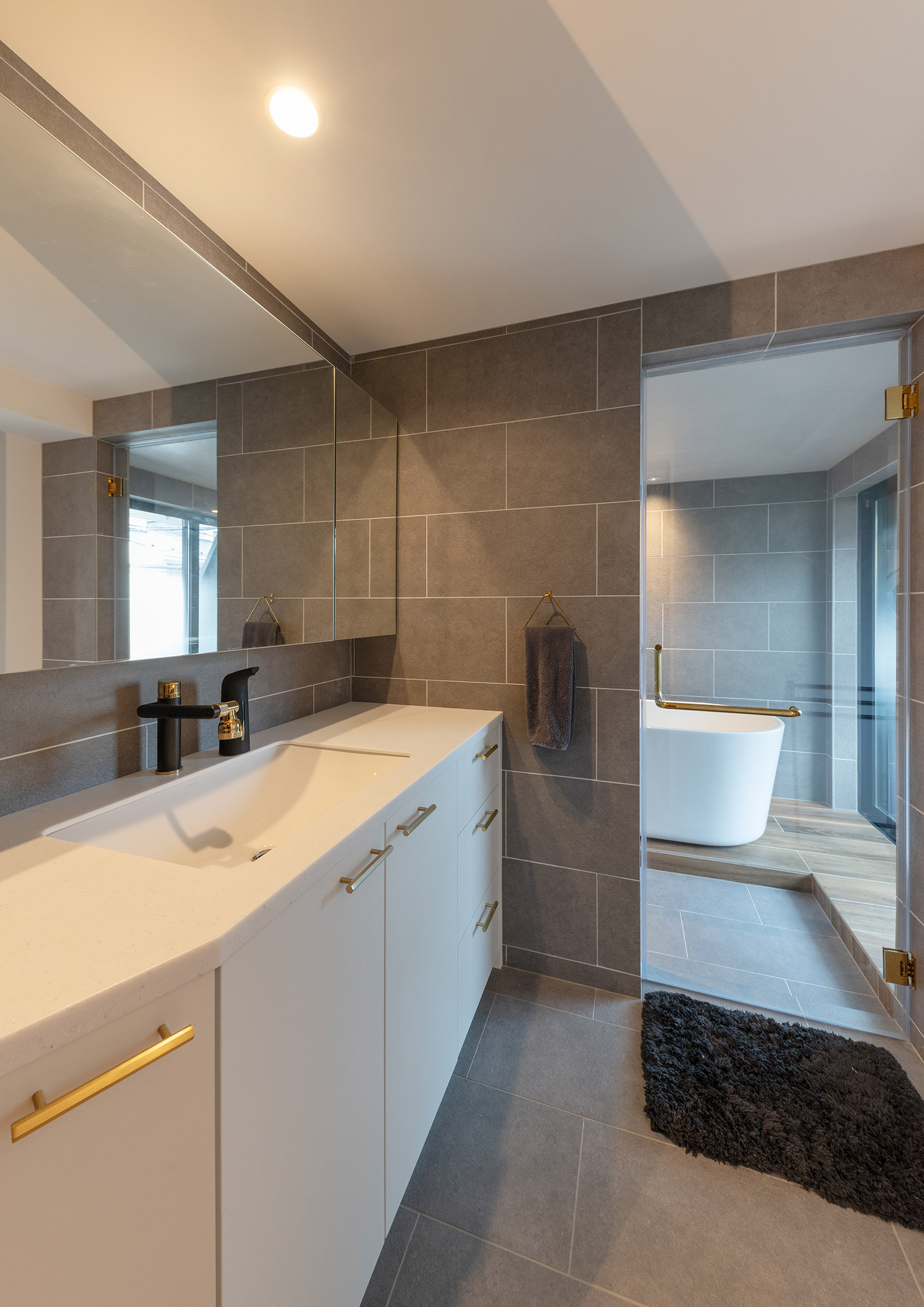 グレーのタイル壁でガラス扉の寝室があるホテルライクで高級感のある洗面所・デザイン住宅 注文住宅・デザイン住宅建築実例_『CASE769 othello』_浴室・洗面所