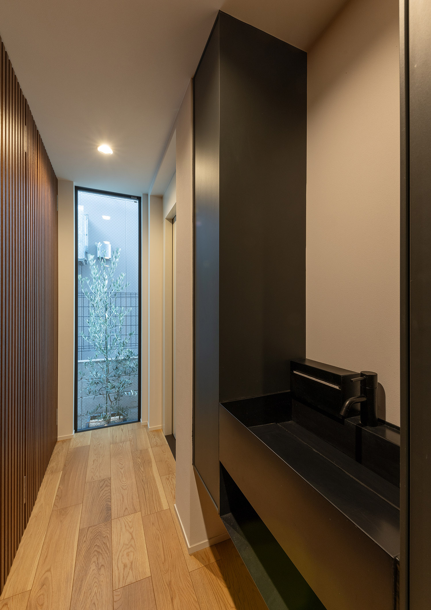 突き当りにスリット窓を取りつけた薄型手洗いのある機能的な廊下・デザイン住宅 注文住宅・デザイン住宅建築実例_『CASE769 othello』_廊下