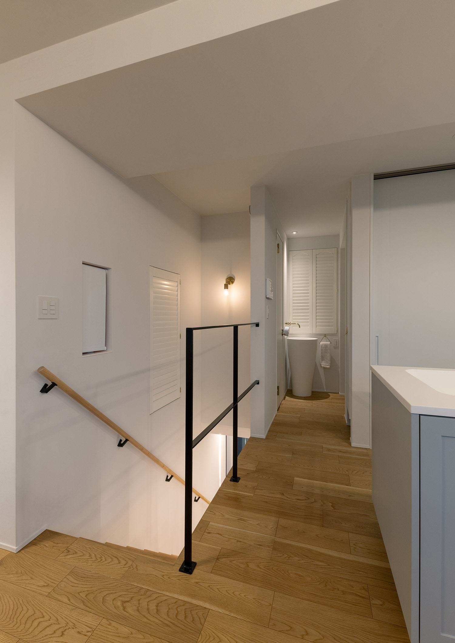 突き当りに手洗いカウンターがあるアイアンの手すりを取り付けた廊下・デザイン住宅 注文住宅・デザイン住宅建築実例_『CASE769 othello』_階段
