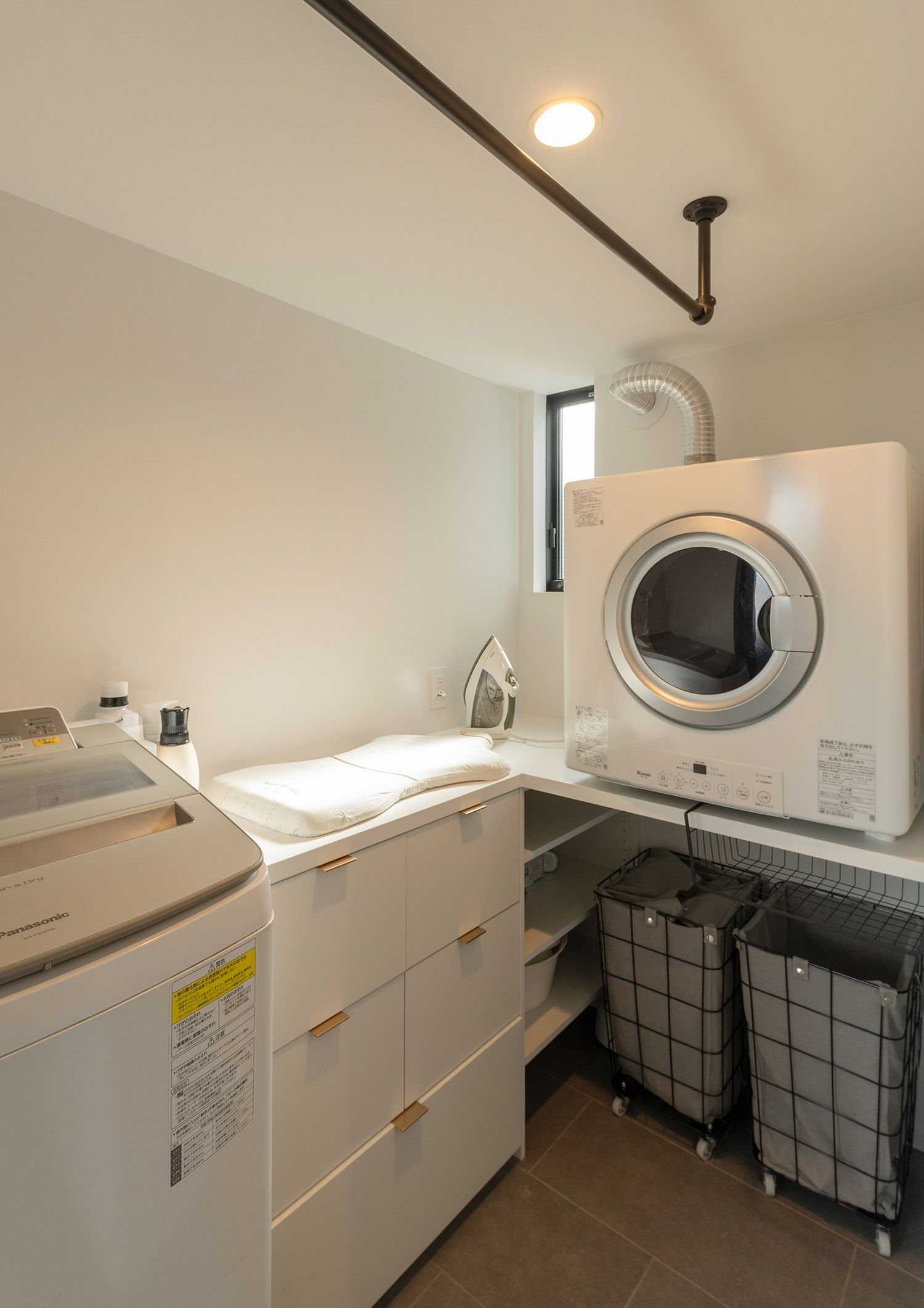 乾太くんと洗濯機を置いたランドリースペース・デザイン住宅 注文住宅・デザイン住宅建築実例_『CASE769 othello』_浴室・洗面所