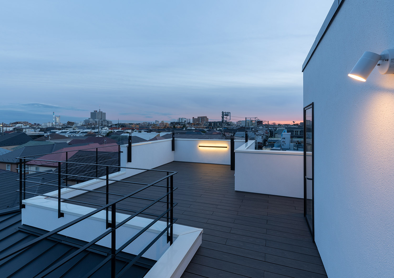 壁に間接照明を取り付けたウッドデッキのテラス・デザイン住宅 注文住宅・デザイン住宅建築実例_『CASE769 othello』_テラス・バルコニー