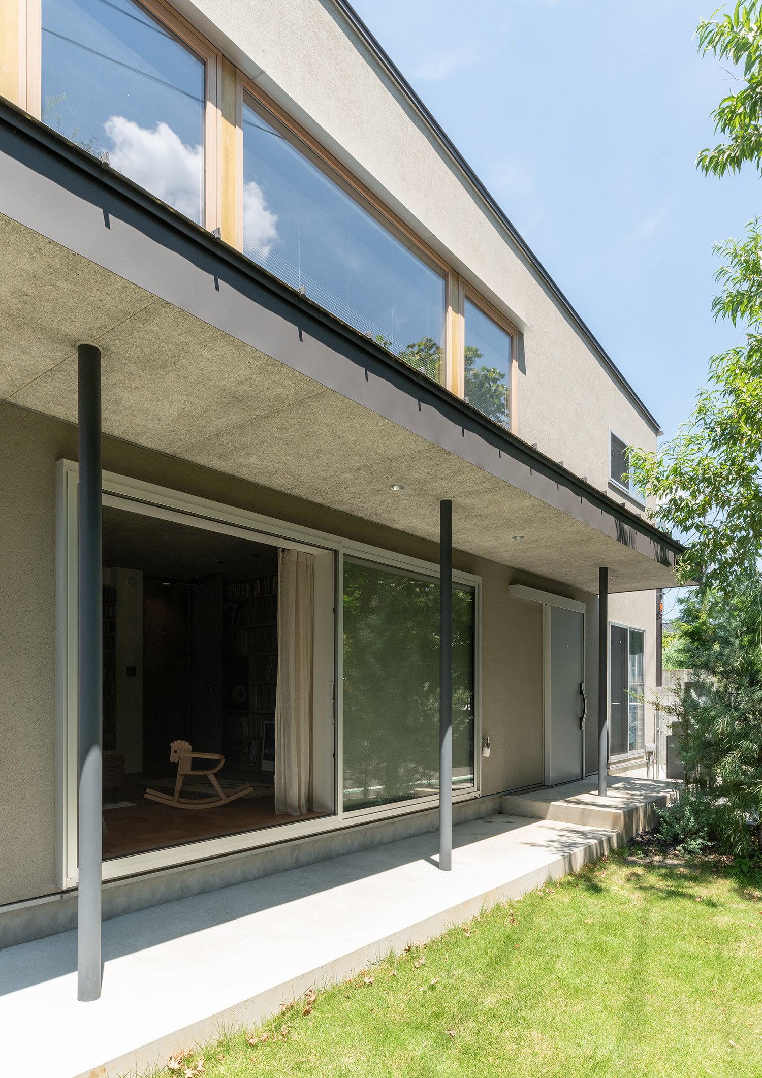 芝生の庭に面した大きな窓がある開放的な家・デザイン住宅 注文住宅・デザイン住宅建築実例_『CASE772 大らかにツナガル』_庭