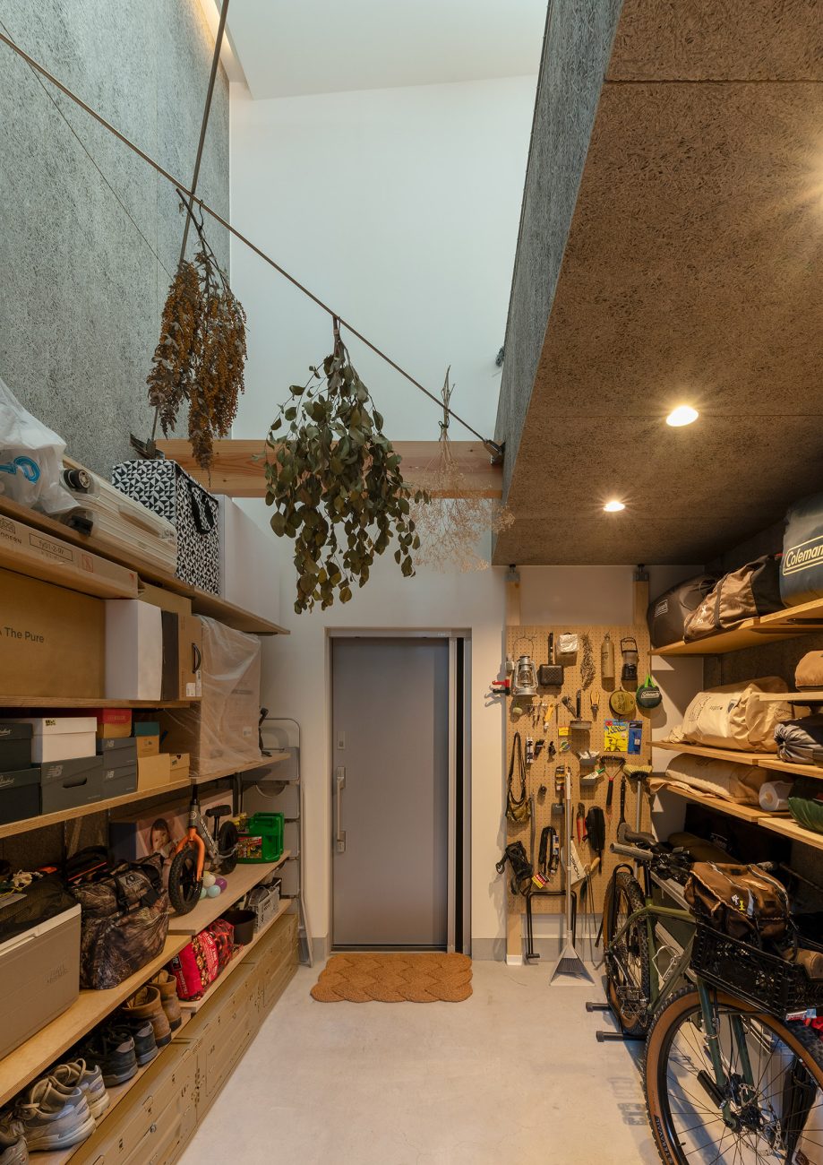 壁に収納棚を取り付けた吹き抜けのある開放的な土間玄関・デザイン住宅 注文住宅・デザイン住宅建築実例_『CASE772 大らかにツナガル』_玄関