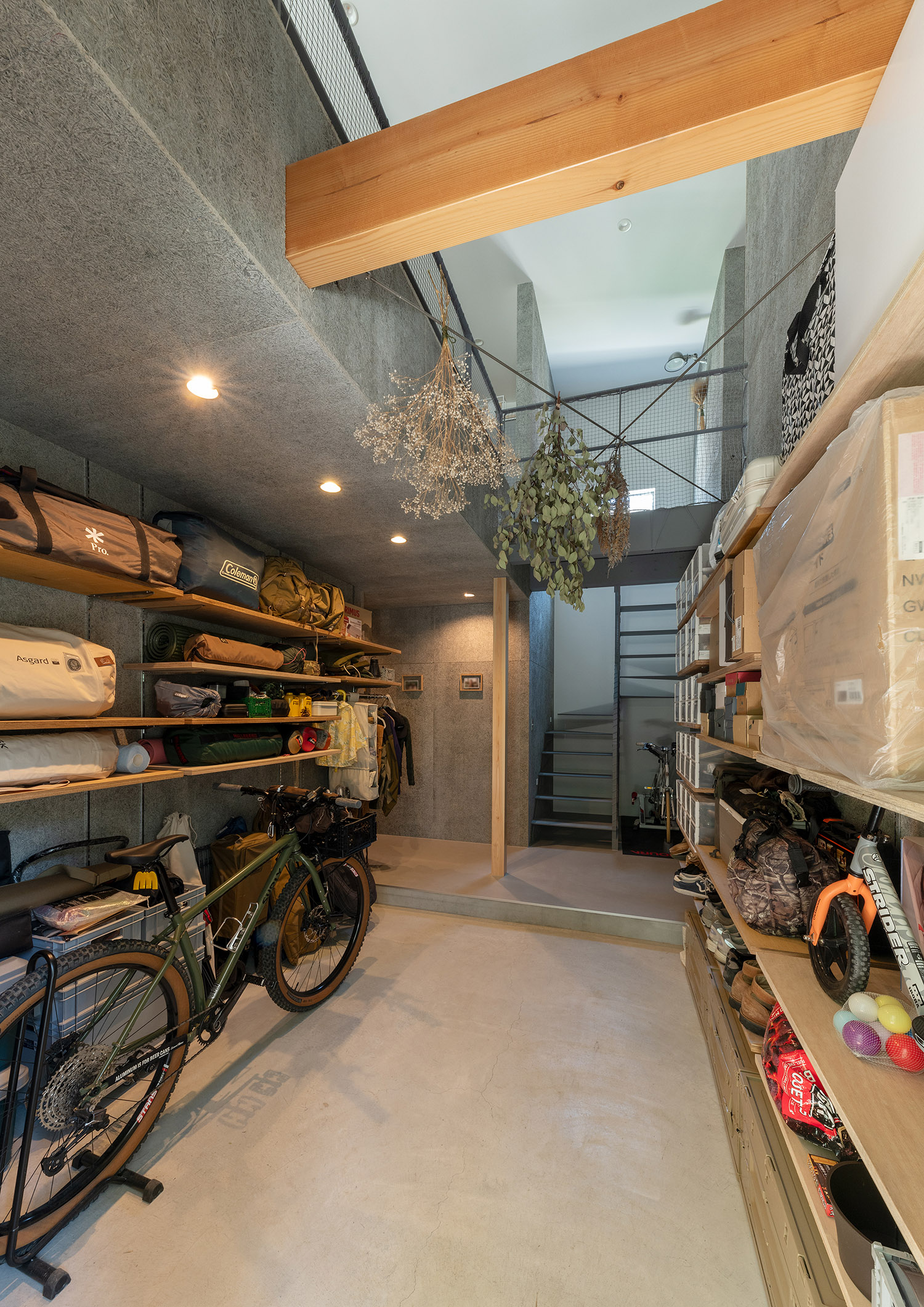 自転車を置くスペースがある吹き抜けの広い土 注文住宅・デザイン住宅建築実例_『CASE772 大らかにツナガル』_玄関