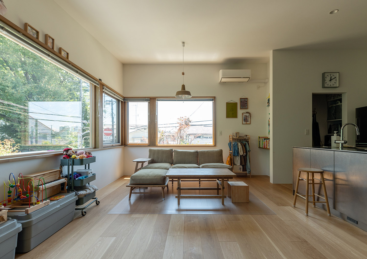 シンプルな家具でまとめた窓から光が入るLDK・デザイン住宅 注文住宅・デザイン住宅建築実例_『CASE772 大らかにツナガル』_LDK