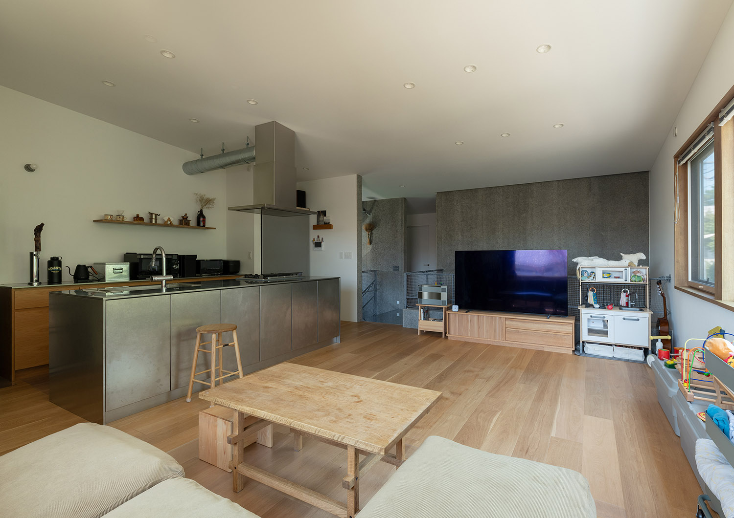 ステンレスのアイランドキッチンや木のテーブルがあるシンプルなLDK・デザイン住宅 注文住宅・デザイン住宅建築実例_『CASE772 大らかにツナガル』_LDK