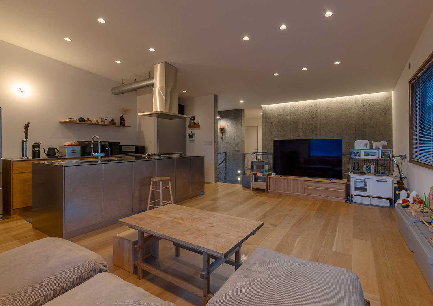 間接照明やダウンライトを取り付けたすっきりとした印象のLDK・デザイン住宅 注文住宅・デザイン住宅建築実例_『CASE772 大らかにツナガル』_LDK