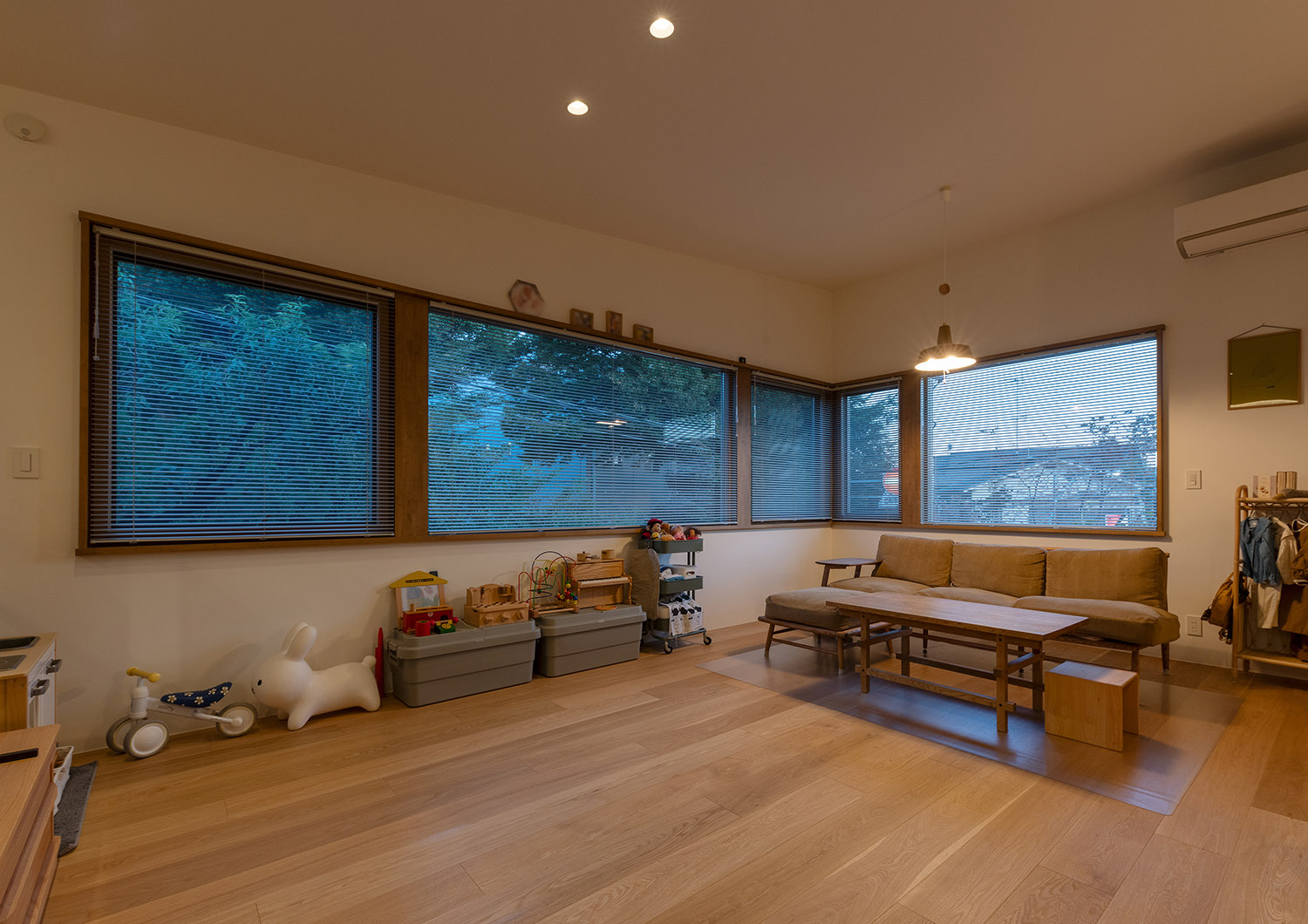 ブラインドが取り付けられたコーナー窓があるLDK・デザイン住宅 注文住宅・デザイン住宅建築実例_『CASE772 大らかにツナガル』_LDK